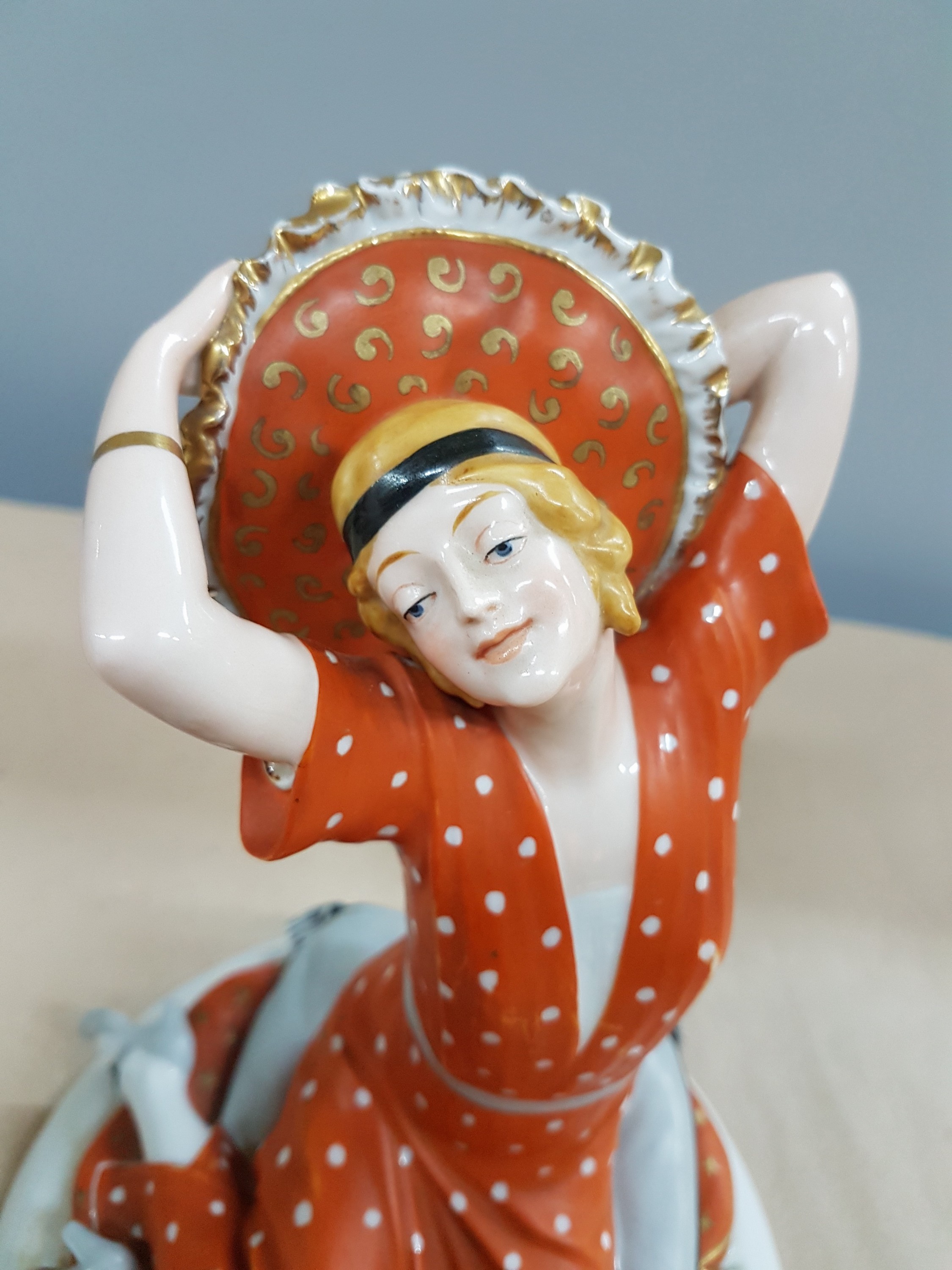 Detail e: Porzellanfigur, Fraureuth Kunstabteilung, Entwurf Eugen Dotterweich, junge Frau auf einem Kissen sitzend, ein weiteres Kissen hinter ihren Kopf ...