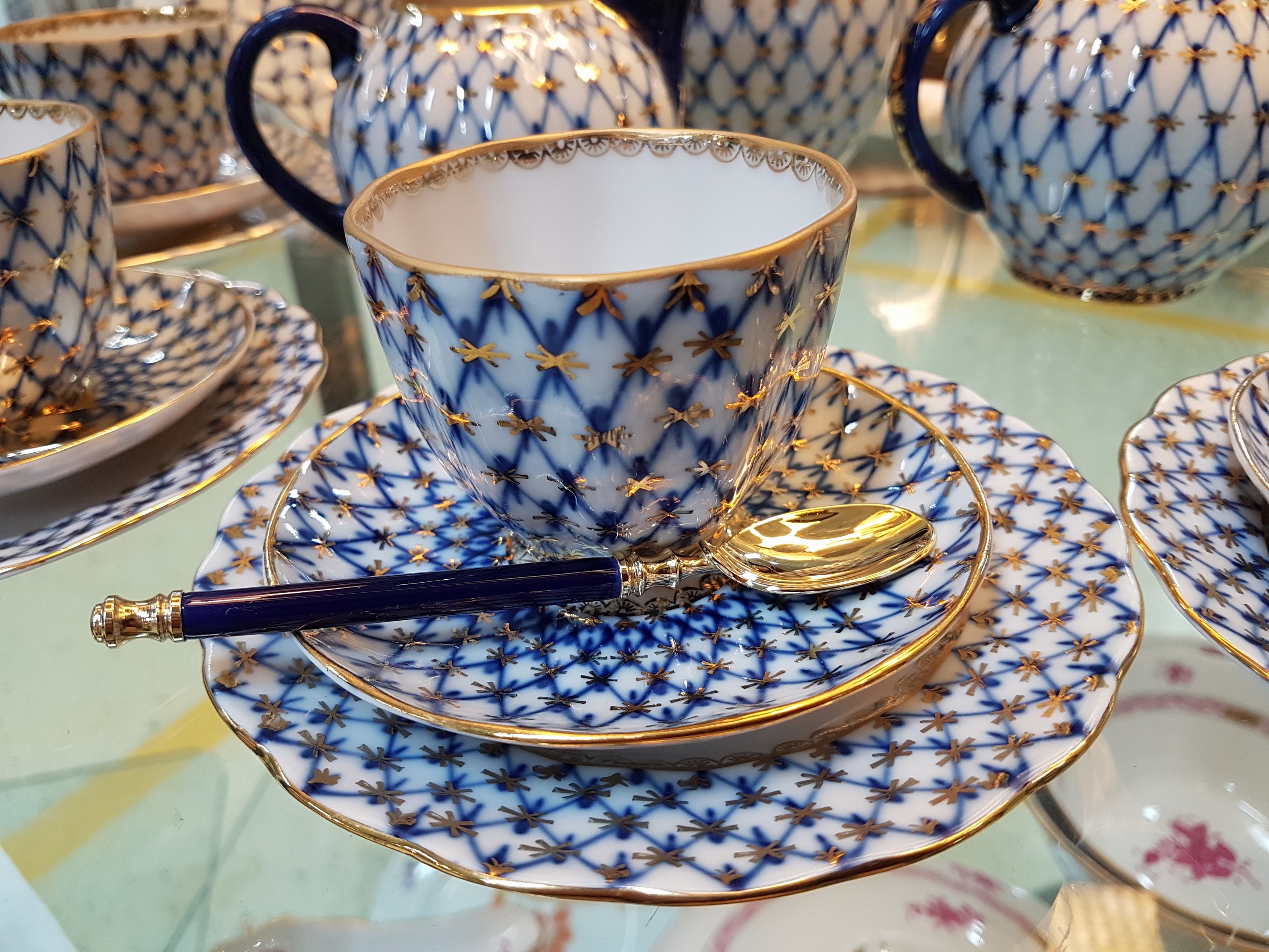 Detail c: Kaffeeservice, Lomonosov St. Petersburg, Dekor Kobaltnetz von Serafina Jakovleva, Kaffeekanne, Milchkännchen, Zuckerdose, 6 Tassen mit Untertassen, ...