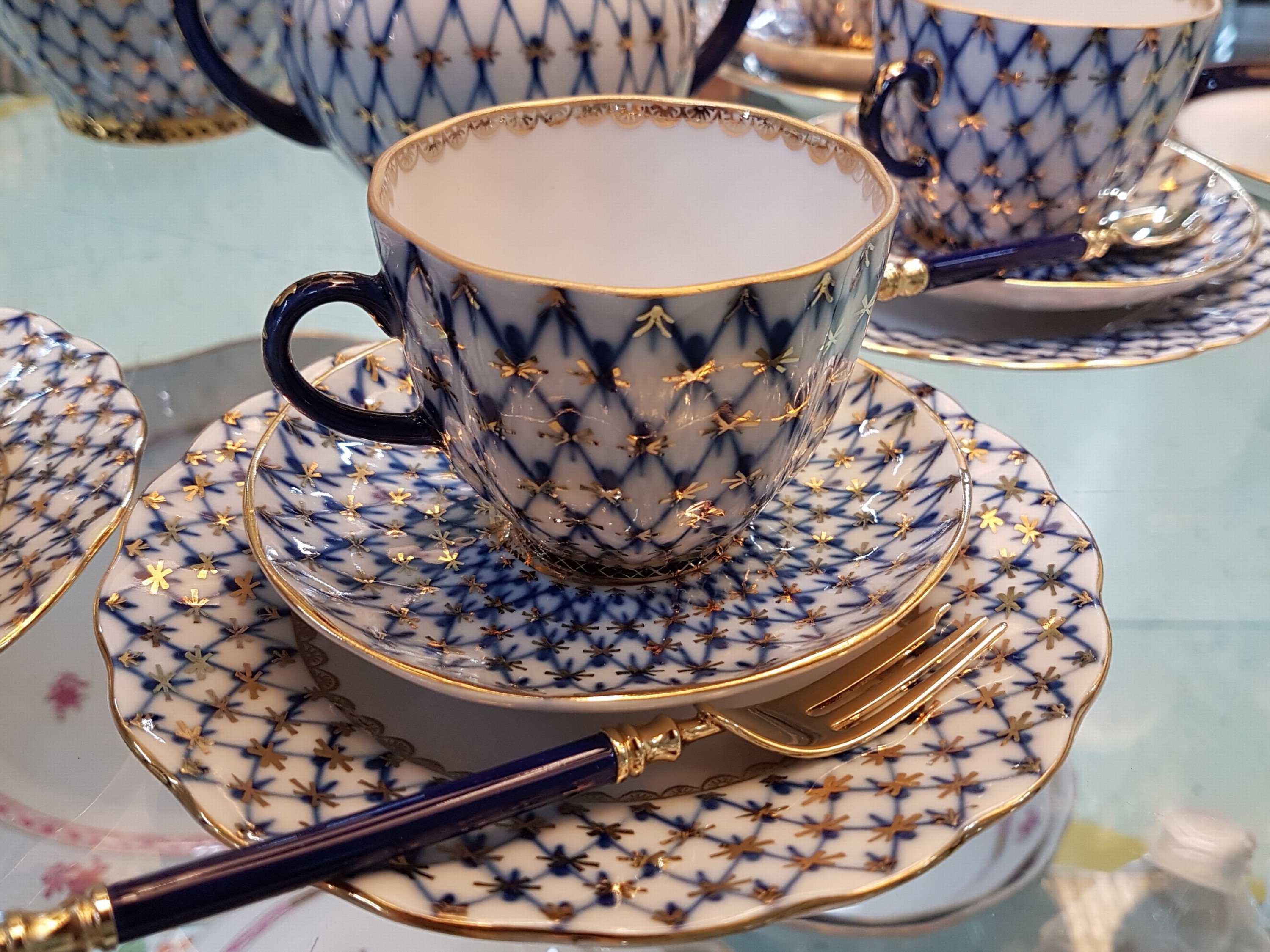 Detail d: Kaffeeservice, Lomonosov St. Petersburg, Dekor Kobaltnetz von Serafina Jakovleva, Kaffeekanne, Milchkännchen, Zuckerdose, 6 Tassen mit Untertassen, ...