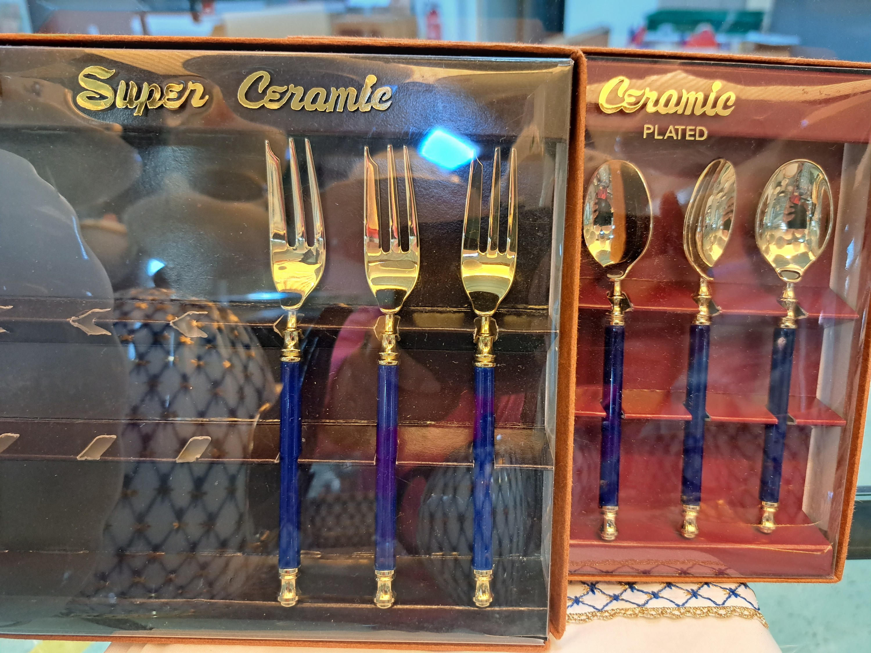 Detail g: Kaffeeservice, Lomonosov St. Petersburg, Dekor Kobaltnetz von Serafina Jakovleva, Kaffeekanne, Milchkännchen, Zuckerdose, 6 Tassen mit Untertassen, ...