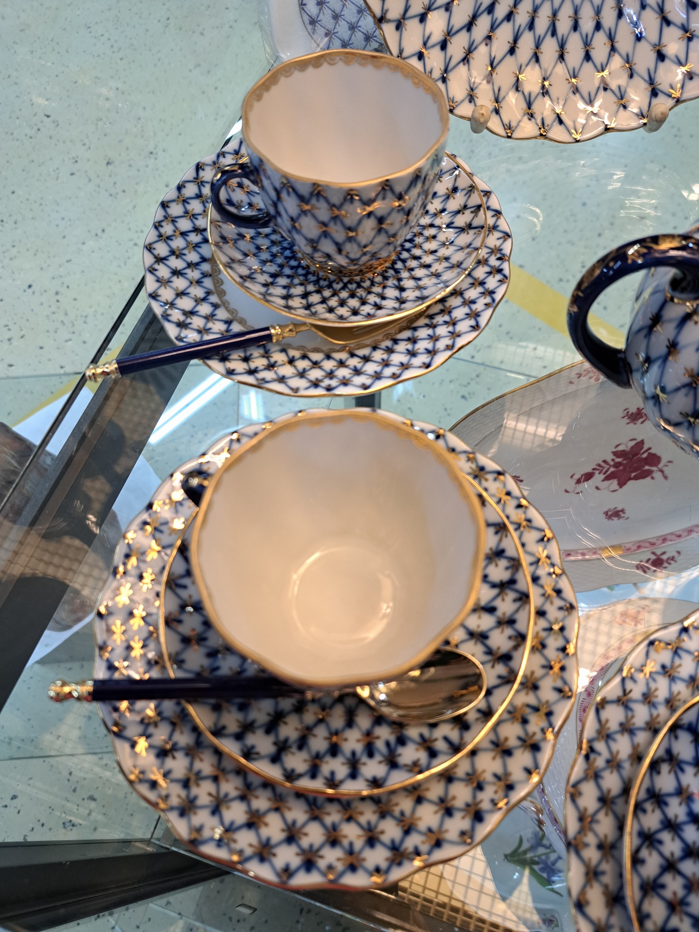 Detail h: Kaffeeservice, Lomonosov St. Petersburg, Dekor Kobaltnetz von Serafina Jakovleva, Kaffeekanne, Milchkännchen, Zuckerdose, 6 Tassen mit Untertassen, ...