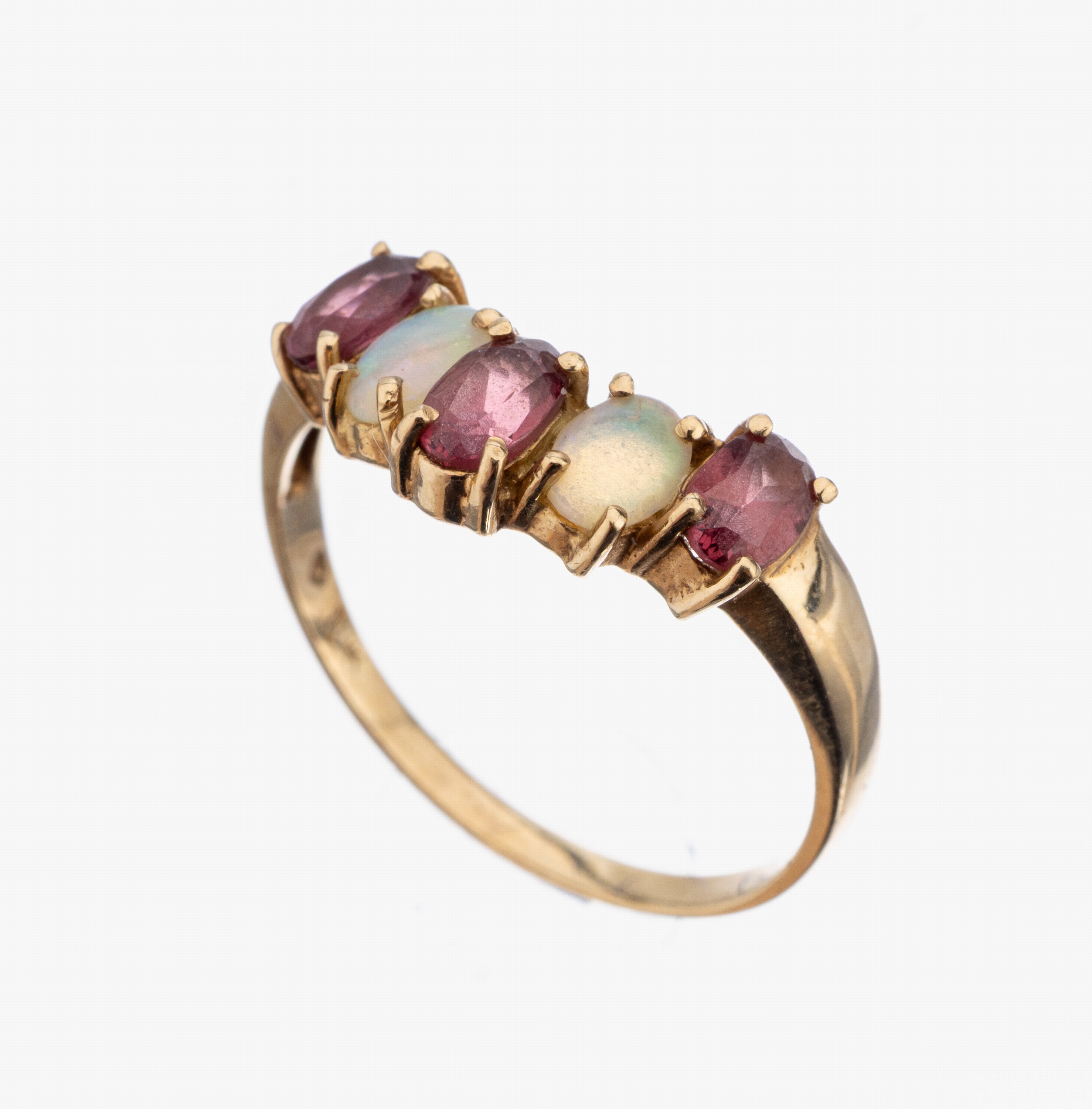 10 kt Gold Rubin-Opal-Ring, GG 417/000, 3 rundfacett. Rubine zus. ca. 0.60 ct, 2 ovale Opal-Cabochons zus. ca. 0.15 ct, ca. 1.9 g, RW 55