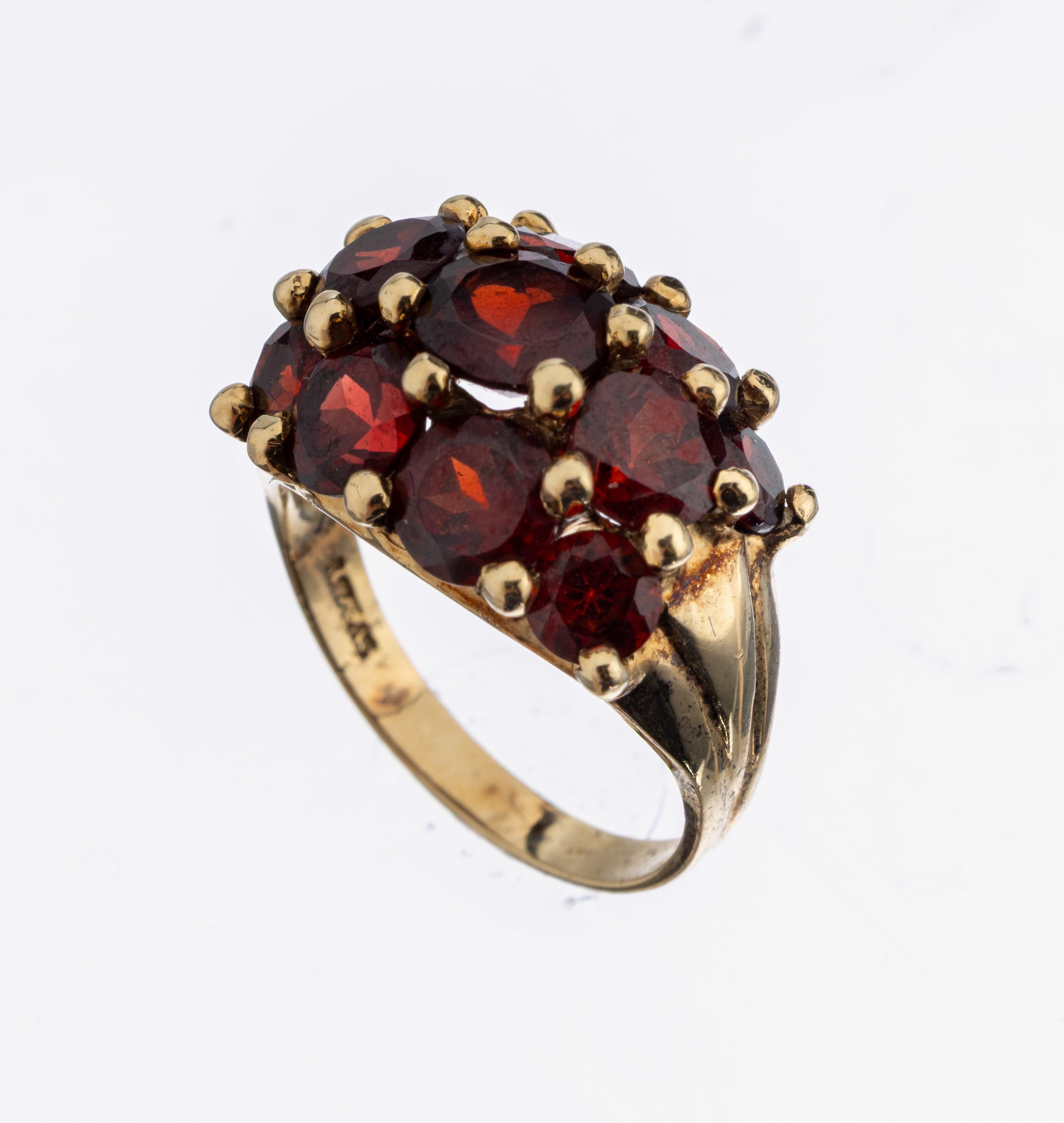10 kt Gold Granat-Ring, GG 417/000, 11 rundfacett. Granate zus. ca. 6.0 ct, ca. 5.4 g, RW 51