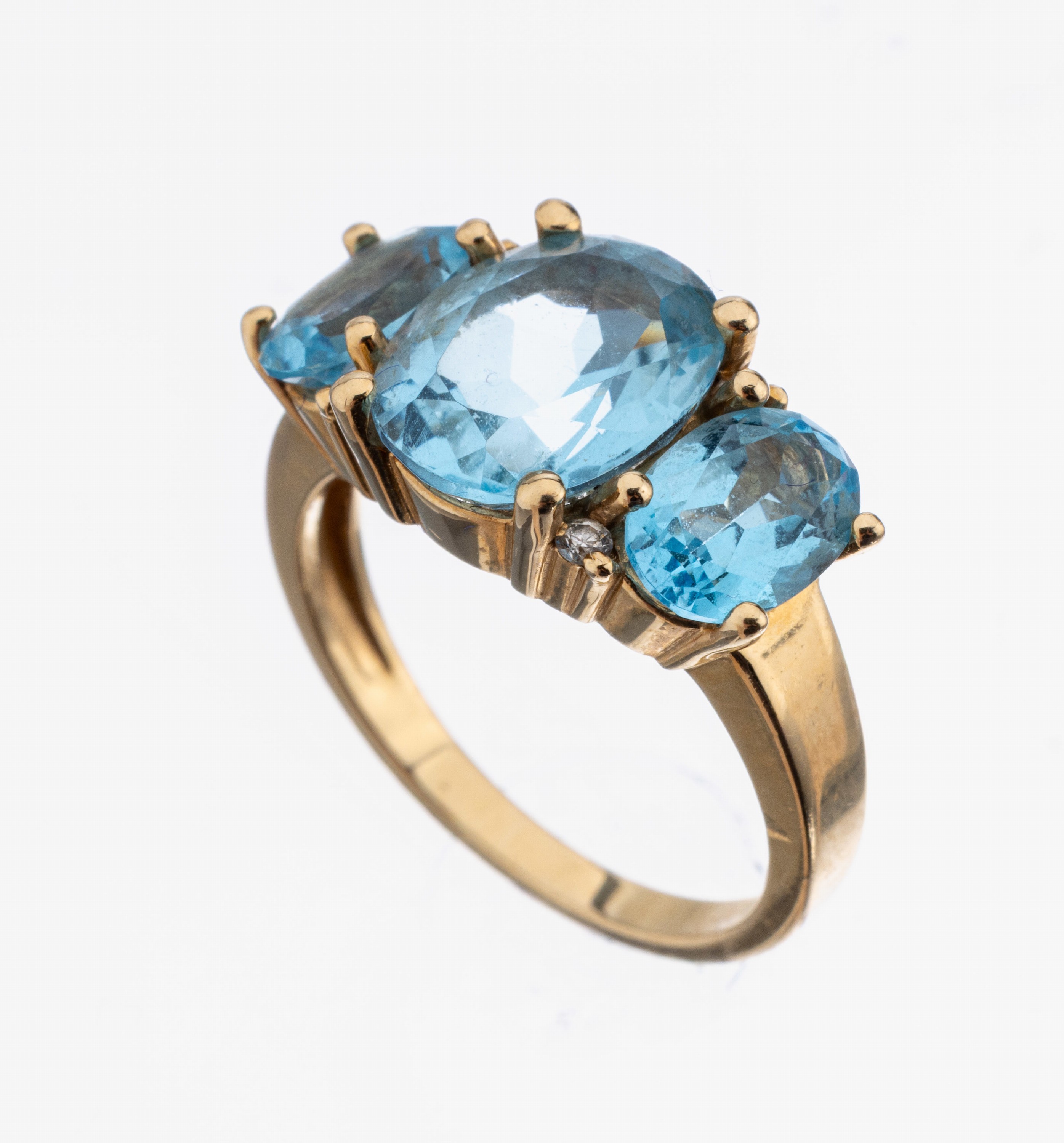 14 kt Gold Topas-Ring, GG 585/000, 3 ovalfacett. Topase zus. ca. 5.0 ct, ca. 4.8 g, RW 51