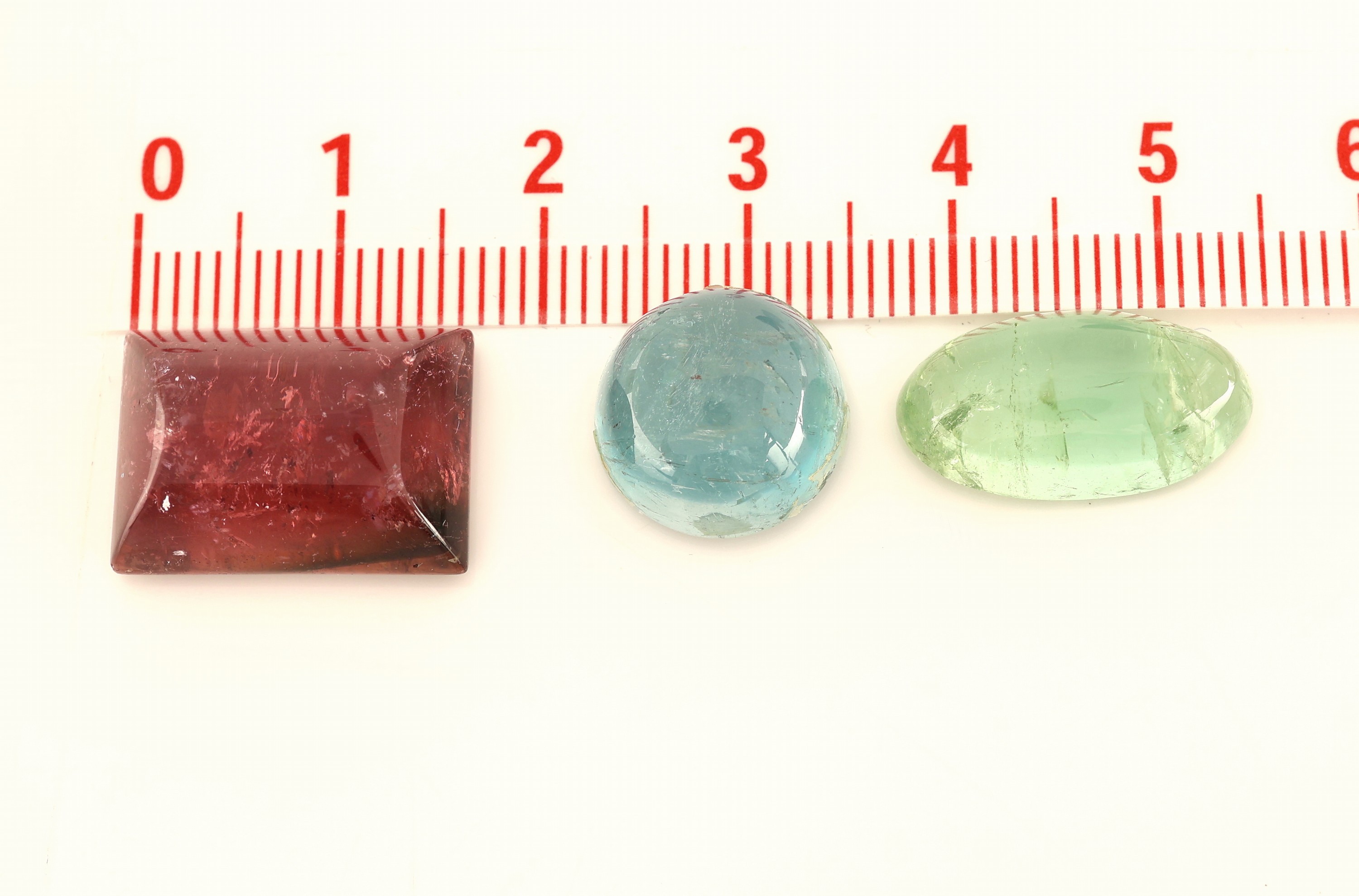 Detail b: Lot 8 lose Turmalincabochons, zus. 85.68 ct, in versch. Formen, Farben und Größen, z.T.Ausfassware