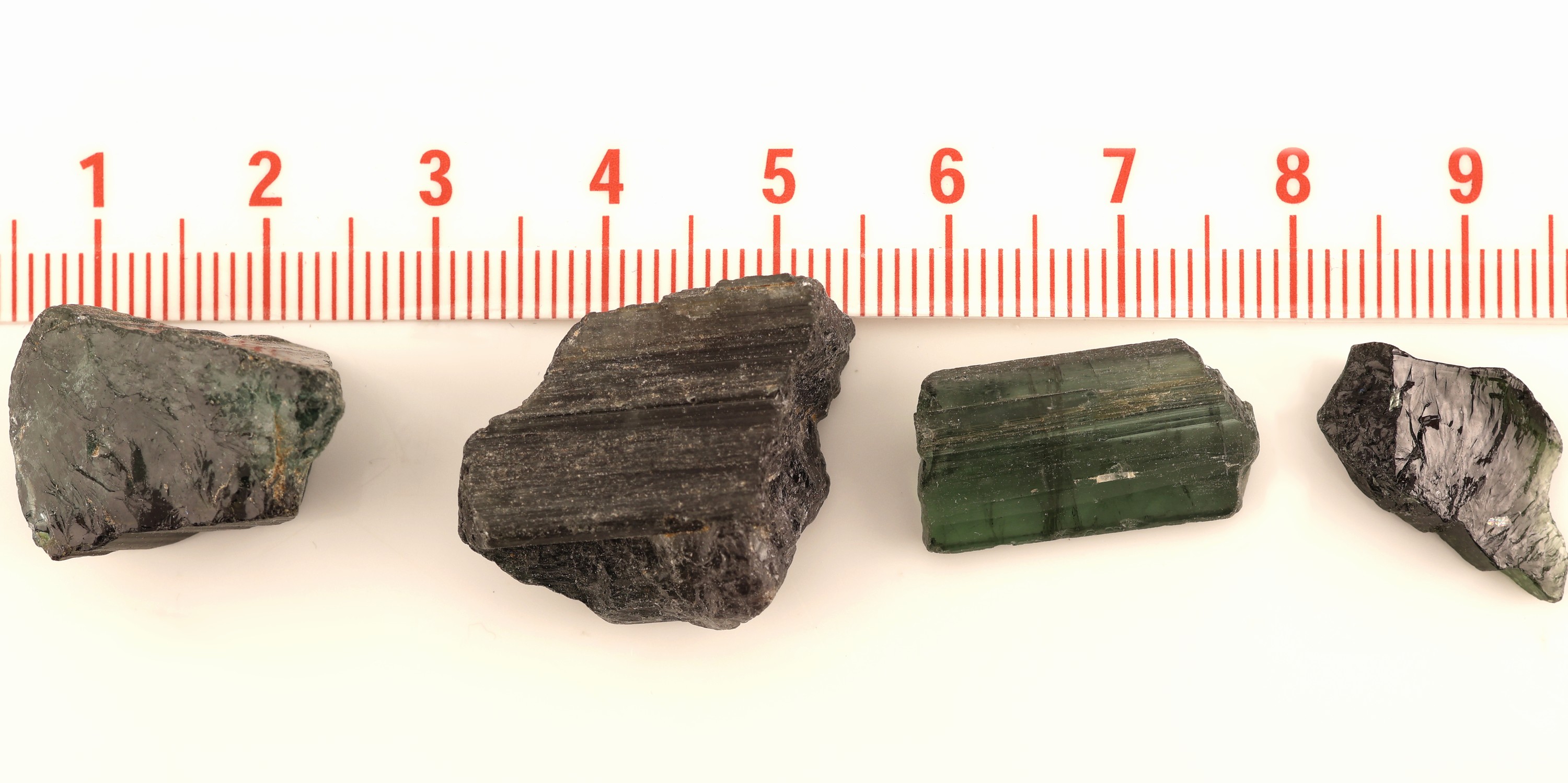 Detail c: Lot lose facett. Turmalinrohsteine, zus. 679.48 ct, in versch. Formen und Größen