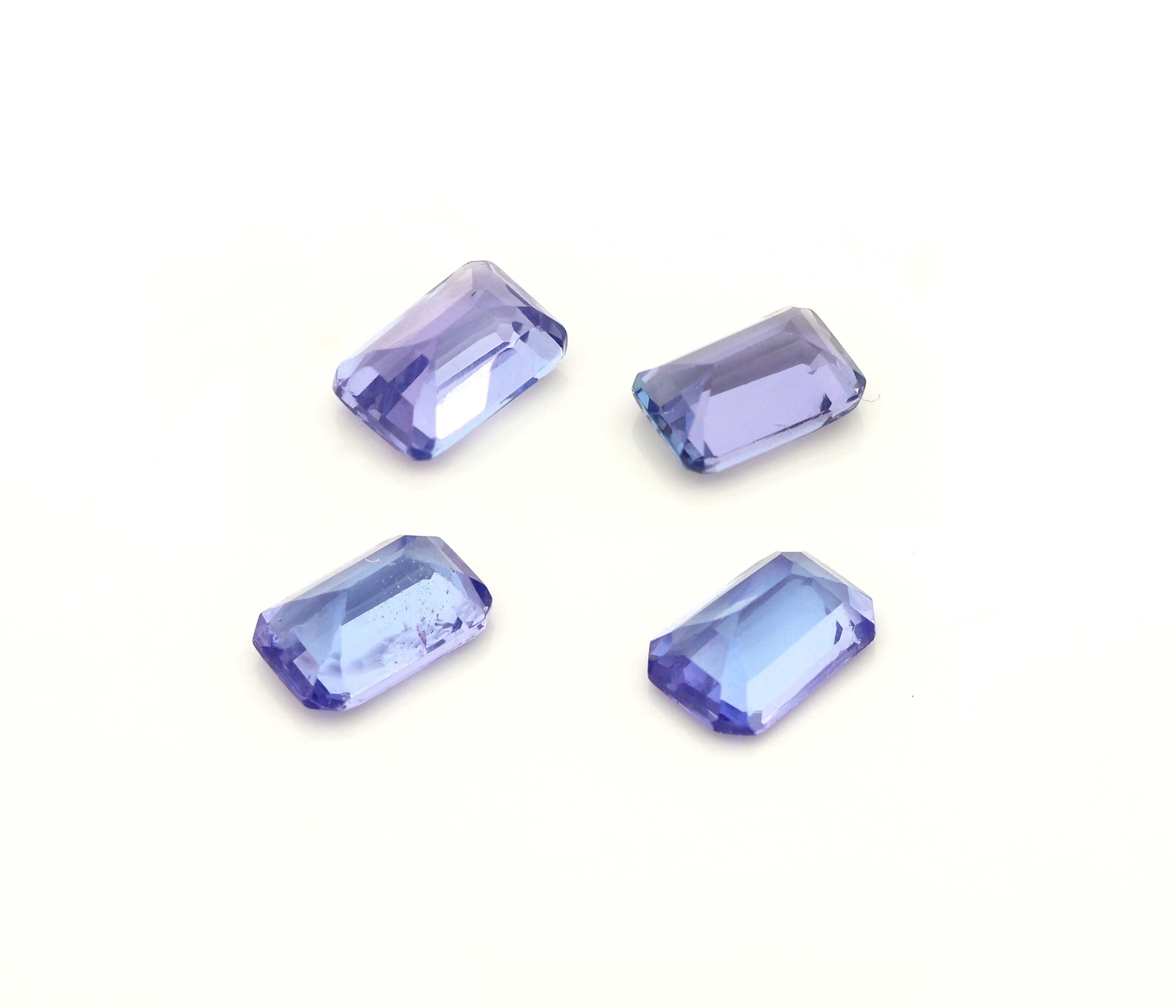 Detail b: Lot 4 lose facett. Tansanitbaguettes zus. 2.58ct