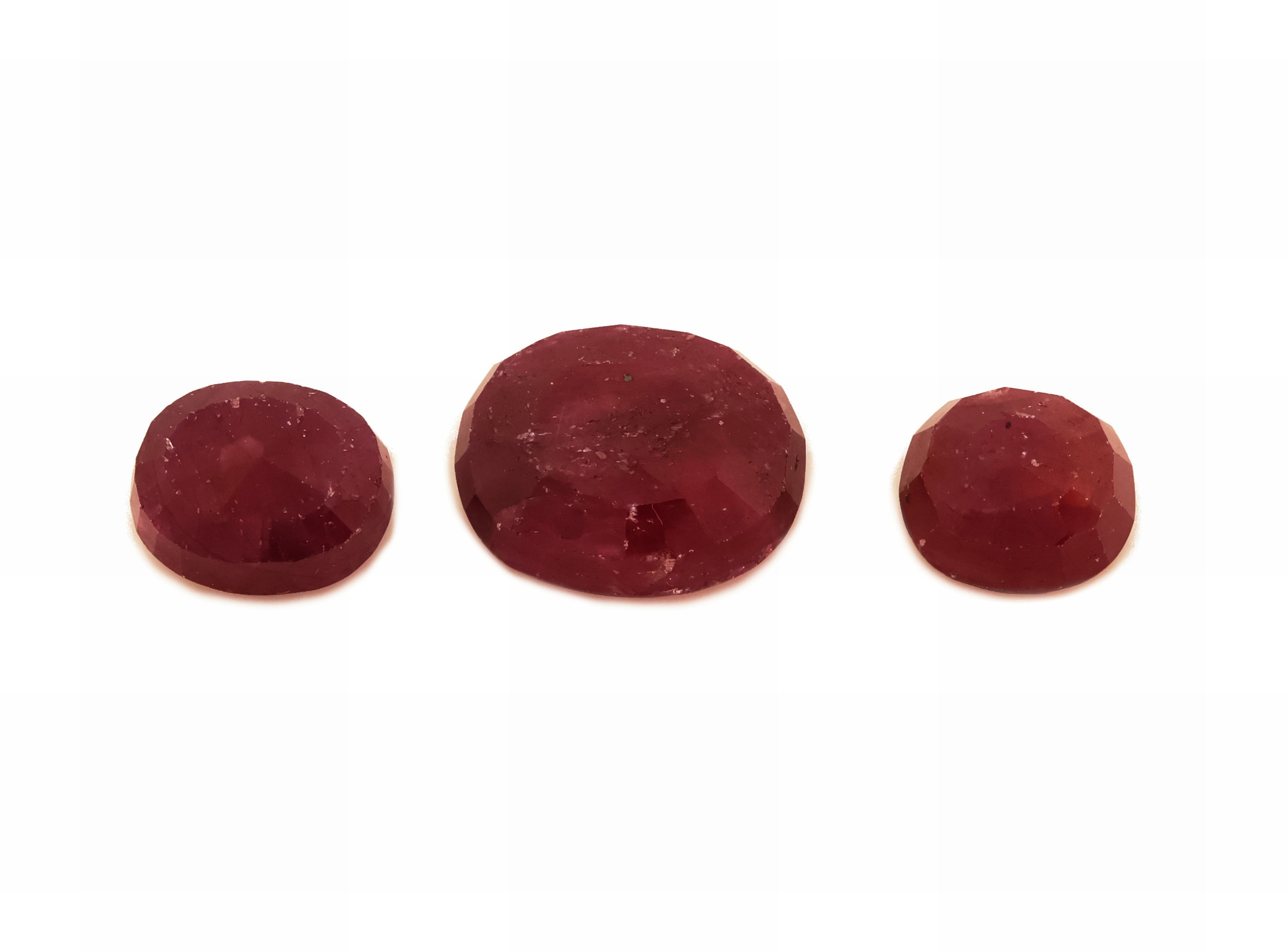 Detail a: Lot 3 lose facett. Rubine zus. 16.99 ct, inversch. Formen und Farben, z.T. Ausfassware, Kerben