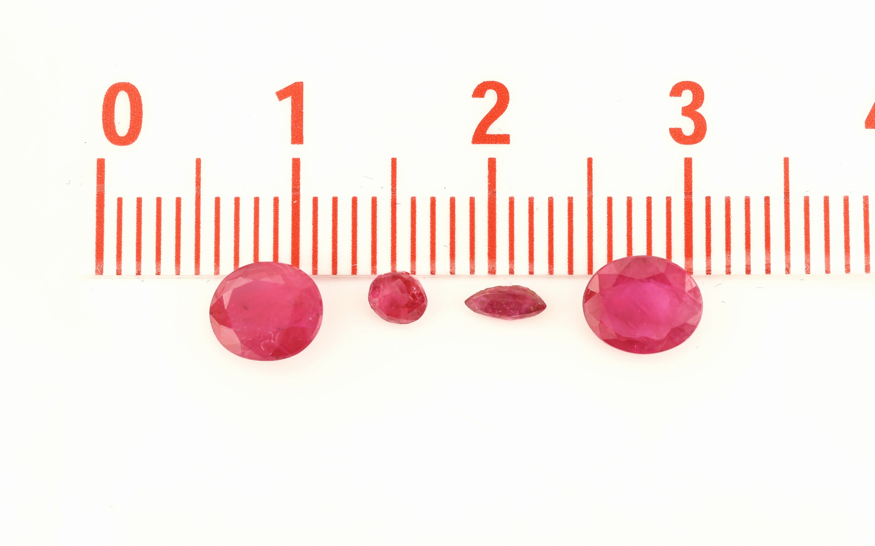 Detail a: Lot lose facett. Rubine zus. 8.76 ct, in versch. Formen, Farben und Größen, z.T. Ausfassware