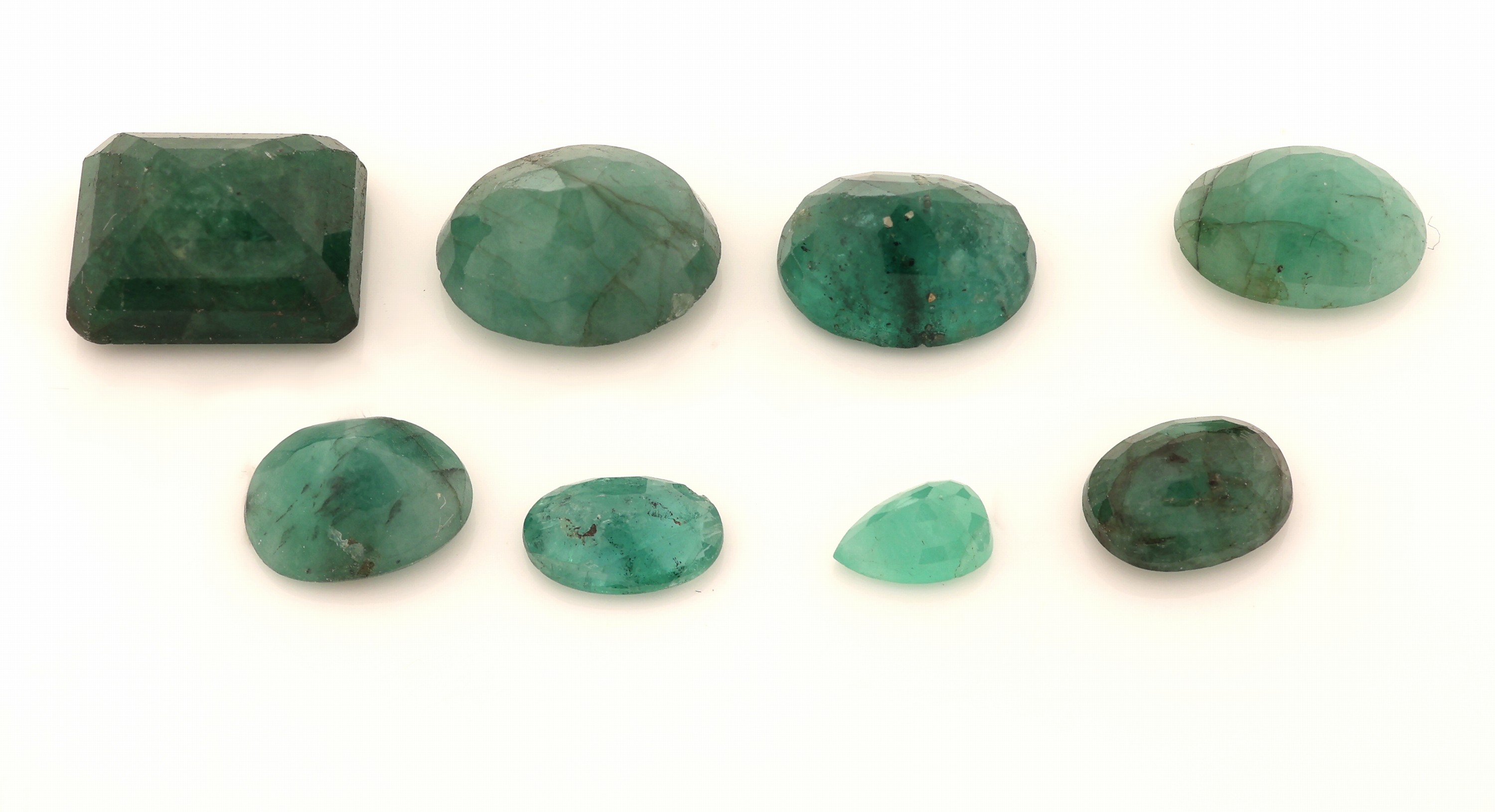 Detail a: Lot 8 lose facett. Smaragde, zus. 8.96 ct, in versch. Schliffformen und Farbnuancen