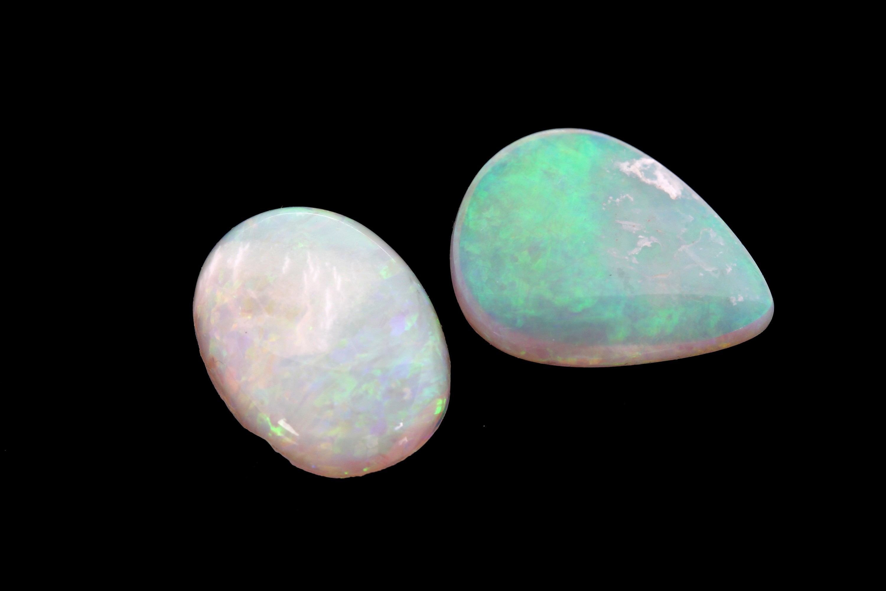Detail a: Lot 2 lose Opalcabochons, zus. 11.14 ct, 1 x Tropfen, 1 x oval (besch.), mit schönem Farbspiel