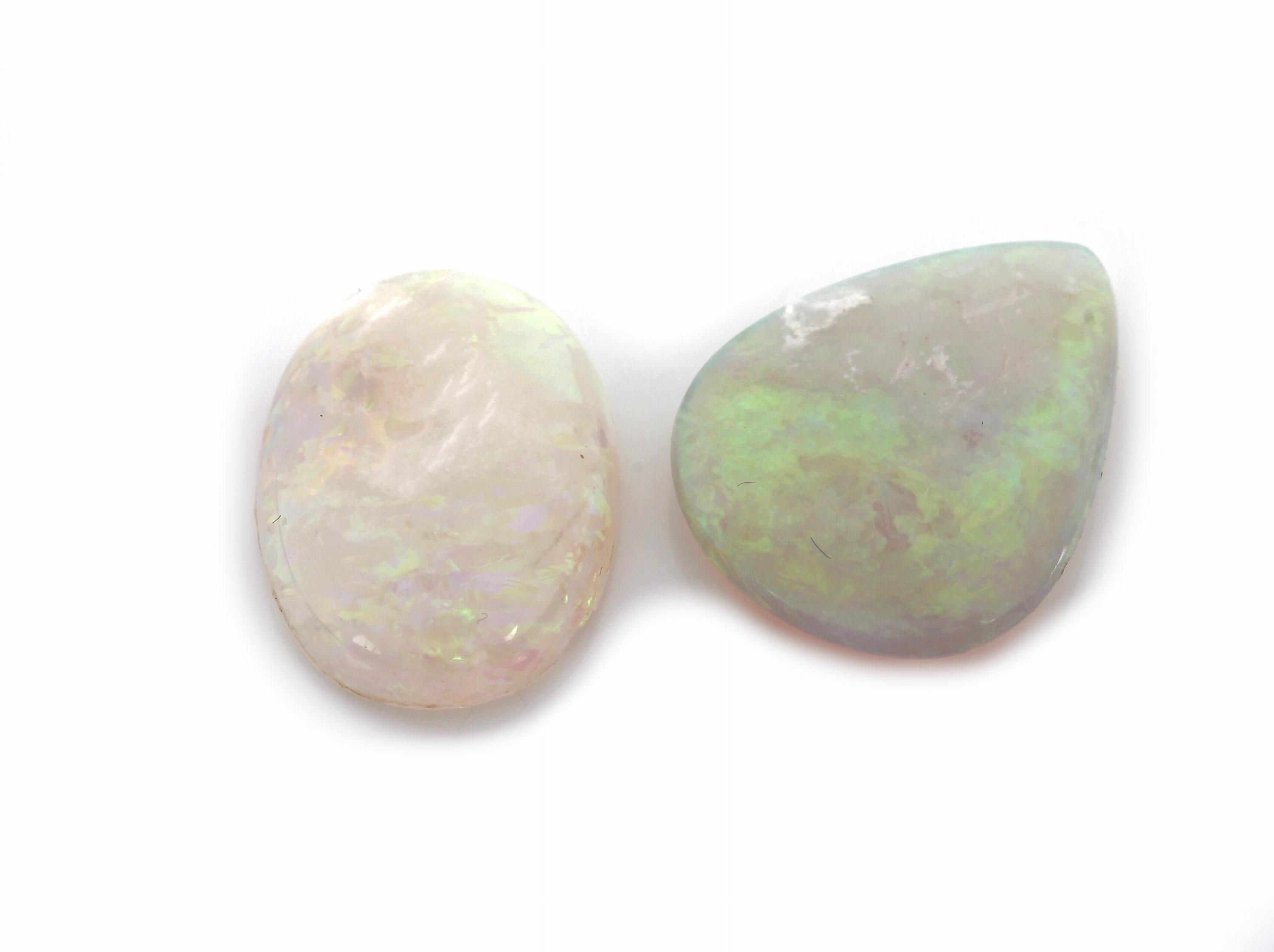Detail b: Lot 2 lose Opalcabochons, zus. 11.14 ct, 1 x Tropfen, 1 x oval (besch.), mit schönem Farbspiel