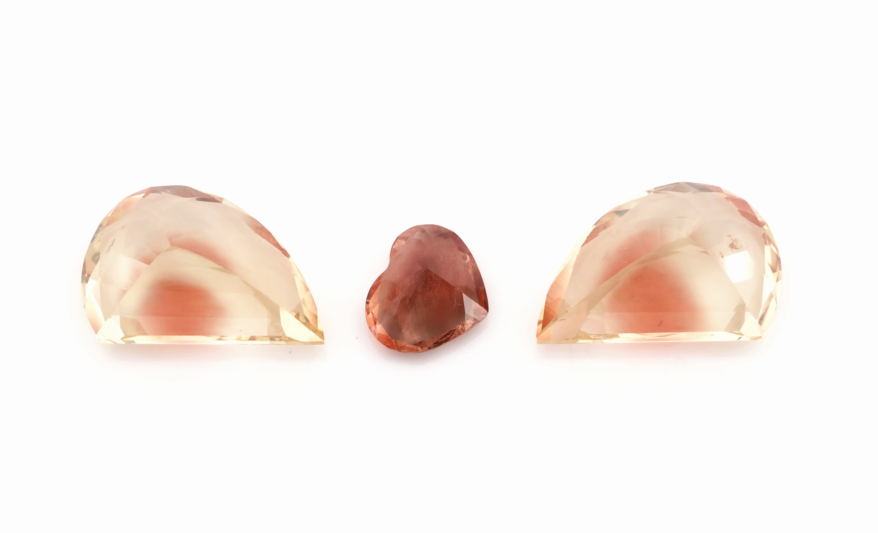Detail a: Lot 3 lose facett. Sunstones, zus. 12.10 ct, ausgefallene Schliffformen, mit feinem Farbverlauf