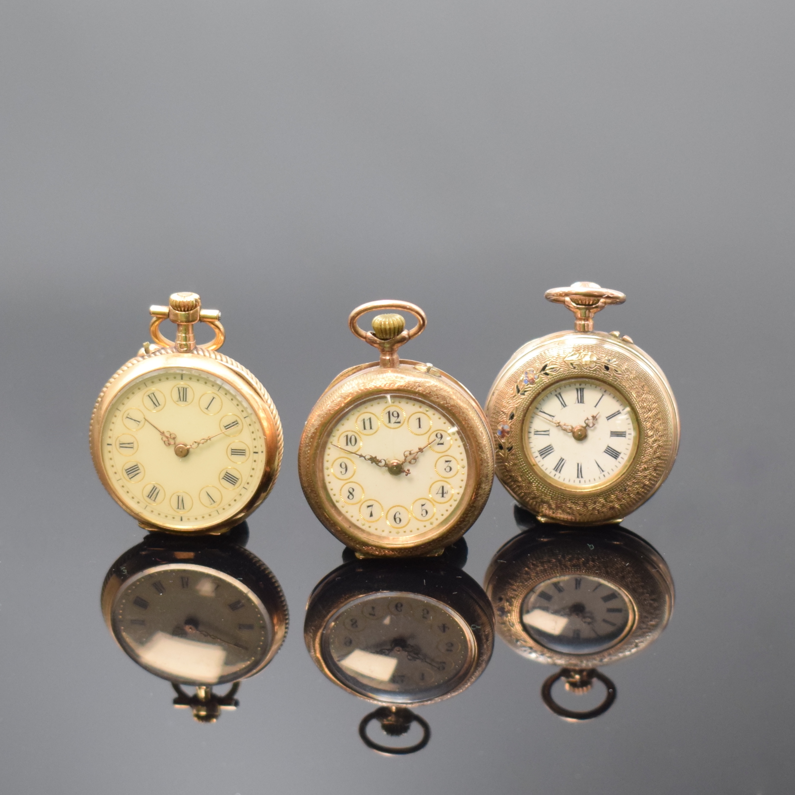 Konvolut: 3 Zylinder-Damentaschenuhren in Gold, Schweiz um 1900, 2 x RG 585/000, 1 x RG 333/000, reich verz. und teilw. email. Gehäuse dell./def., ...