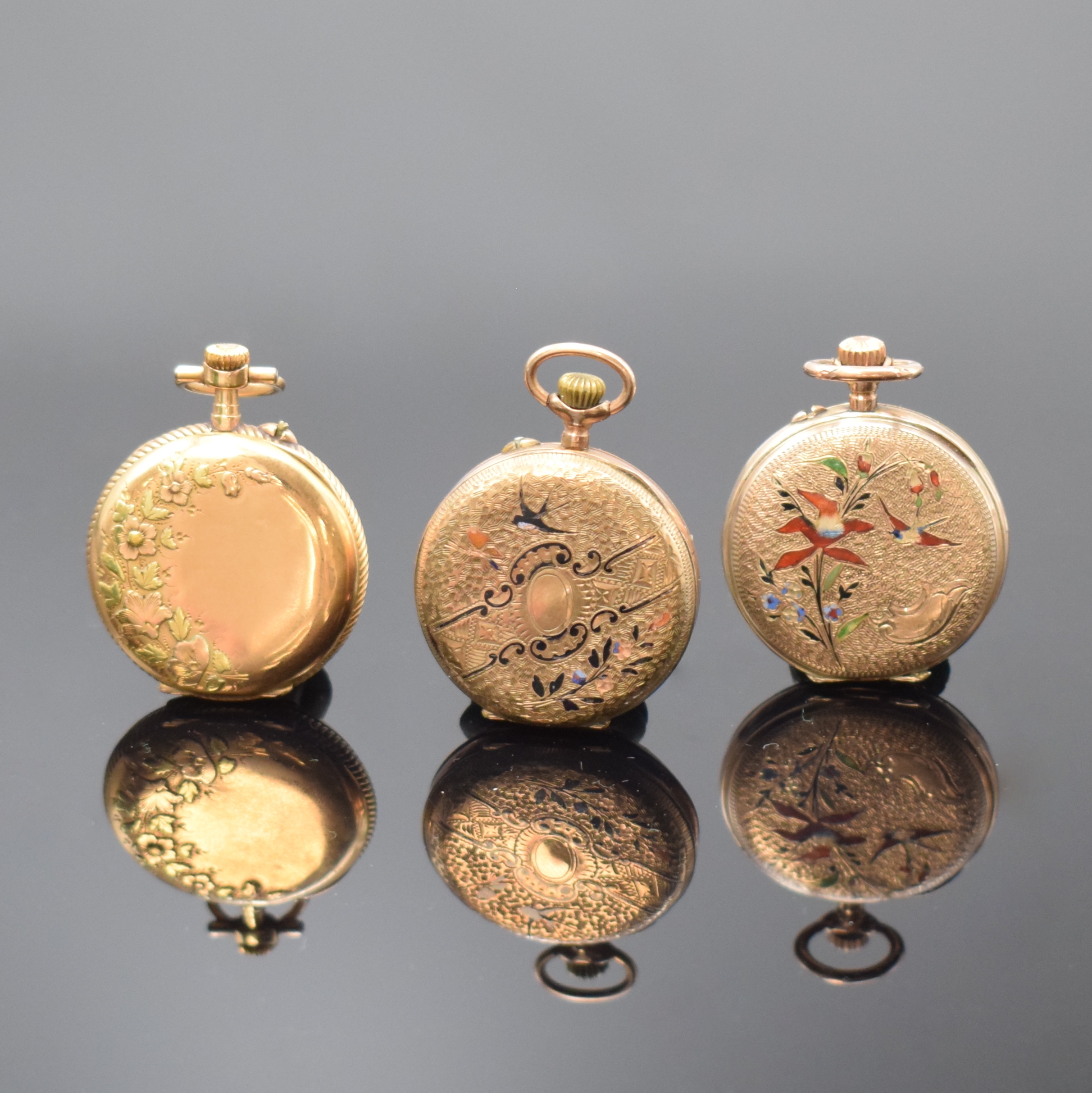 Detail a: Konvolut: 3 Zylinder-Damentaschenuhren in Gold, Schweiz um 1900, 2 x RG 585/000, 1 x RG 333/000, reich verz. und teilw. email. Gehäuse dell./def., ...
