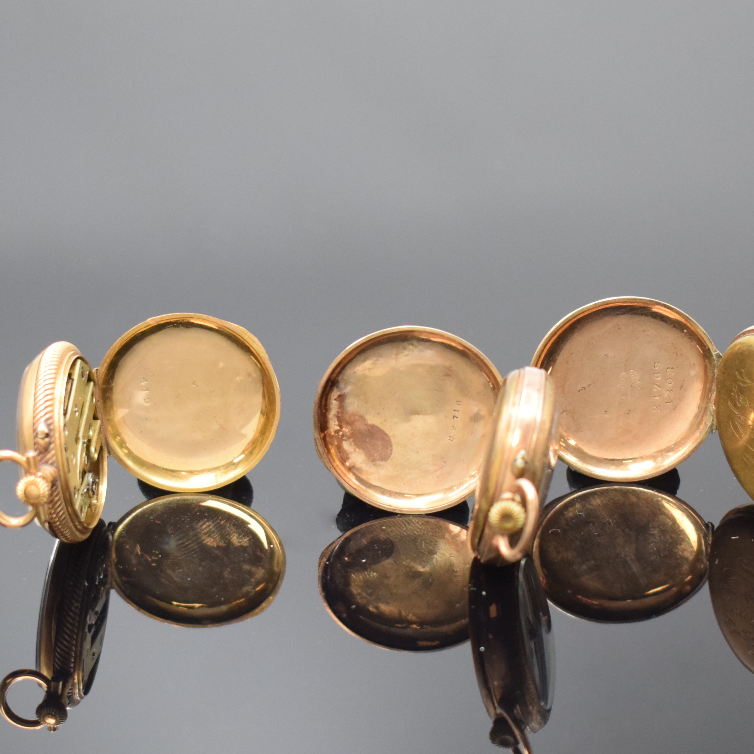 Detail b: Konvolut: 3 Zylinder-Damentaschenuhren in Gold, Schweiz um 1900, 2 x RG 585/000, 1 x RG 333/000, reich verz. und teilw. email. Gehäuse dell./def., ...