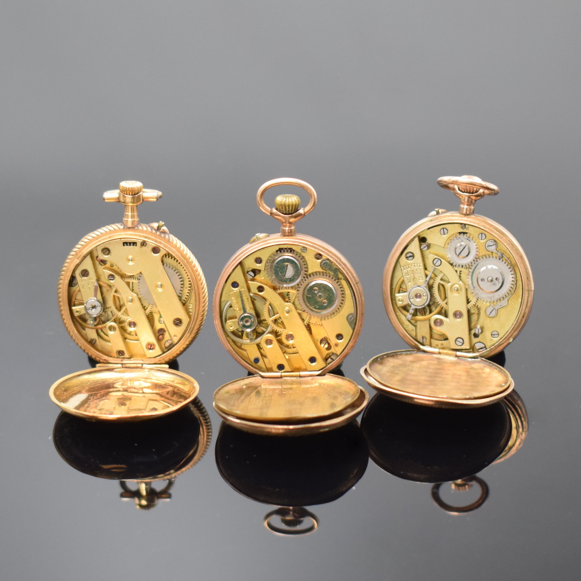 Detail c: Konvolut: 3 Zylinder-Damentaschenuhren in Gold, Schweiz um 1900, 2 x RG 585/000, 1 x RG 333/000, reich verz. und teilw. email. Gehäuse dell./def., ...