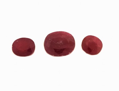 Image 26908654 - Lot 3 lose facett. Rubine zus. 16.99 ct, inversch. Formen und Farben, z.T. Ausfassware, ...
