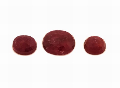 26908654a - Lot 3 lose facett. Rubine zus. 16.99 ct, inversch. Formen und Farben, z.T. Ausfassware, ...