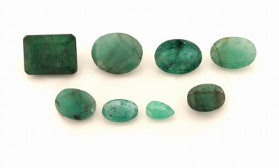 Image Lot 8 lose facett. Smaragde, zus. 8.96 ct, in versch. Schliffformen und Farbnuancen ...