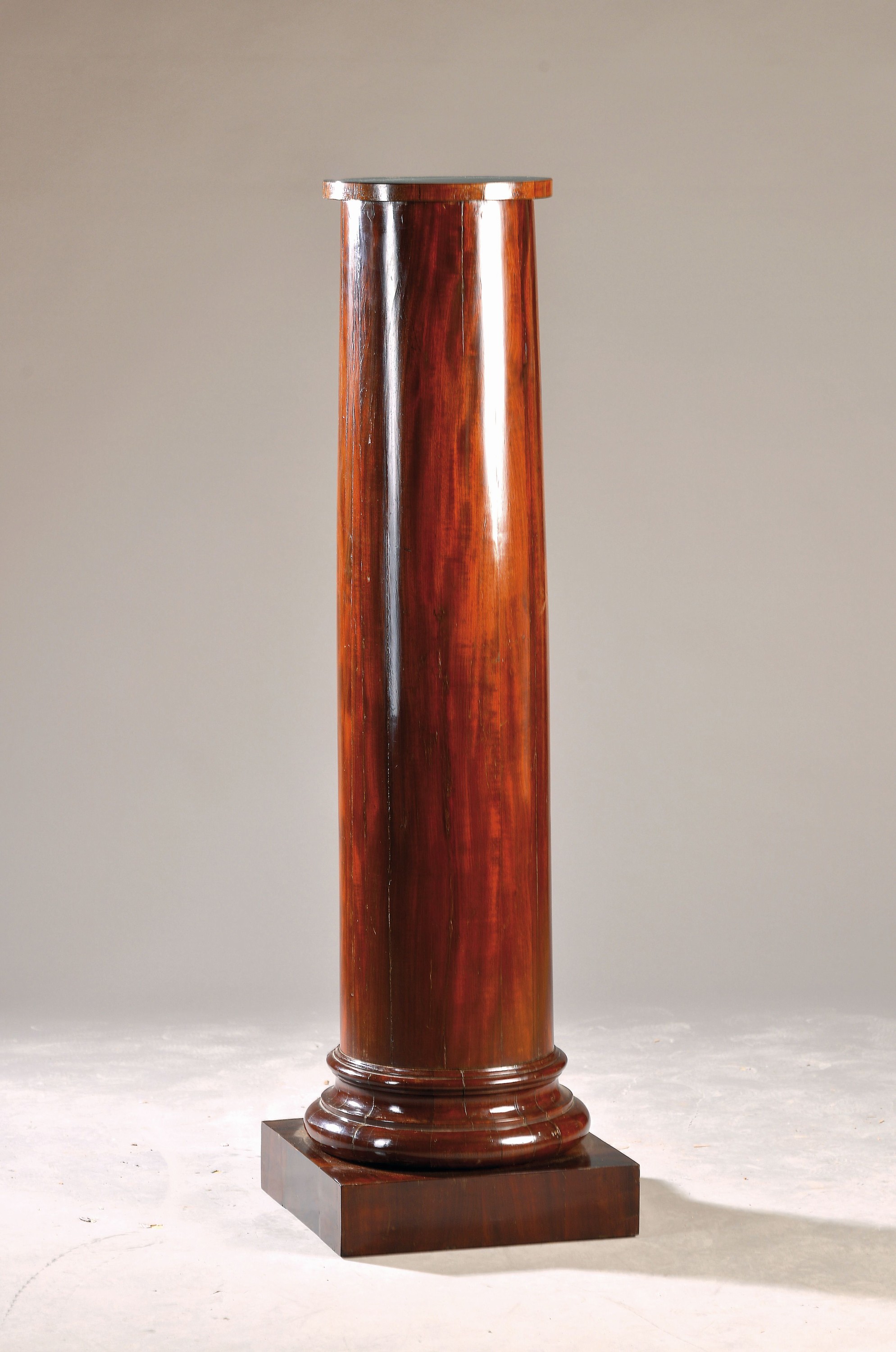 Biedermeier Säule, um 1830, Mahagoni, auf quadratischem Sockel stehend, H. ca. 134.5 cm, 39.5 x 39.5 cm, EZ 2-3