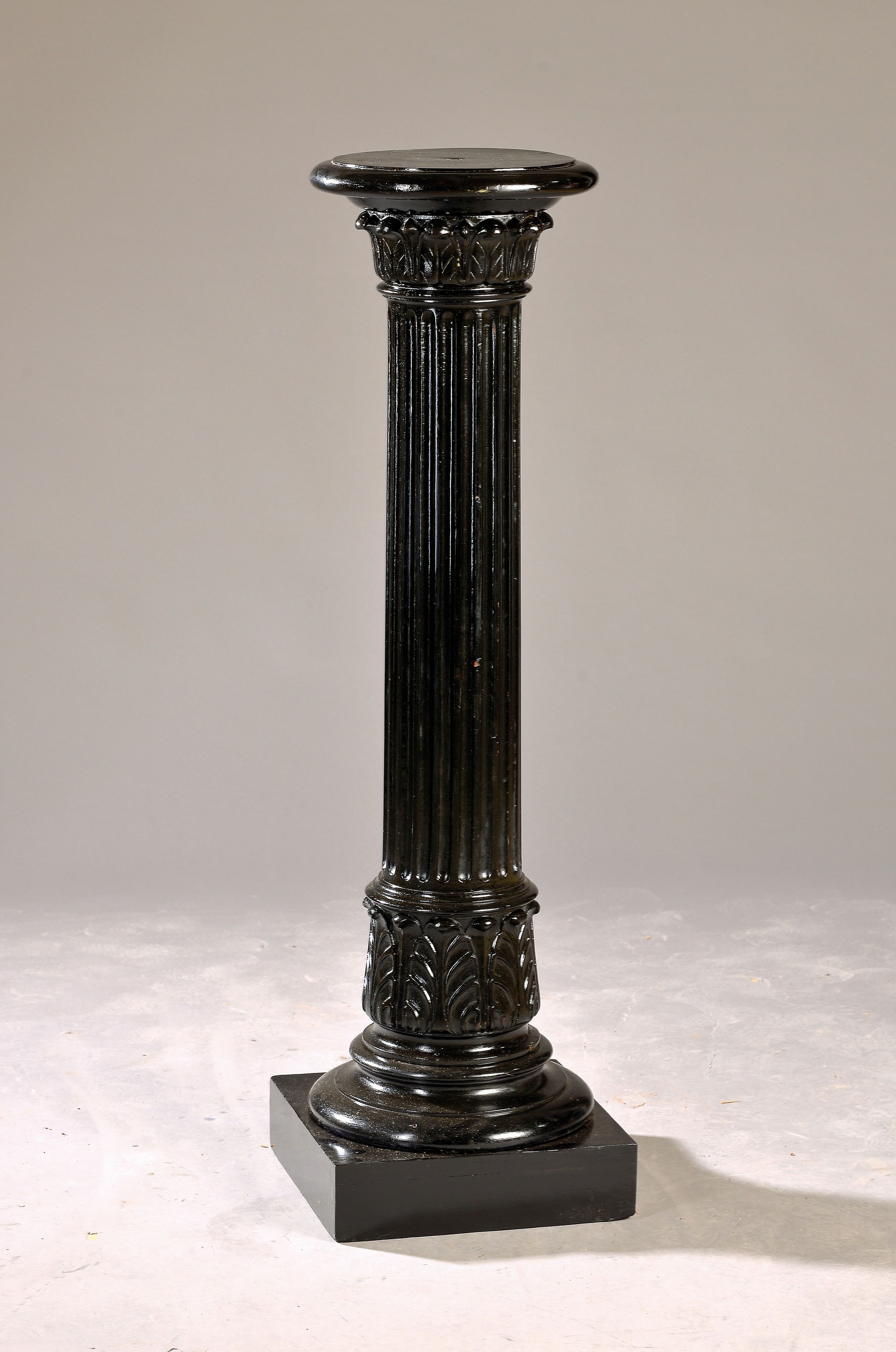 Historismus Säule, um 1900, Holz schwarz lackiert, ca. 112 x 33 x 33 cm, EZ 2-3