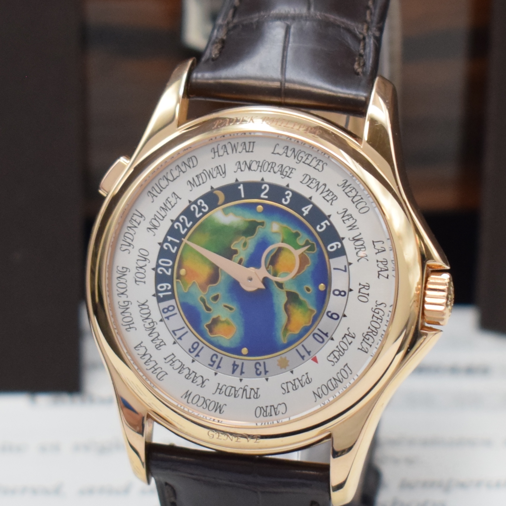Detail a: PATEK PHILIPPE hochfeine und extrem seltene Herrenarmbanduhr "WORLD TIME" mit Cloisonné- Zifferblatt in Roségold 750/000 Referenz ...