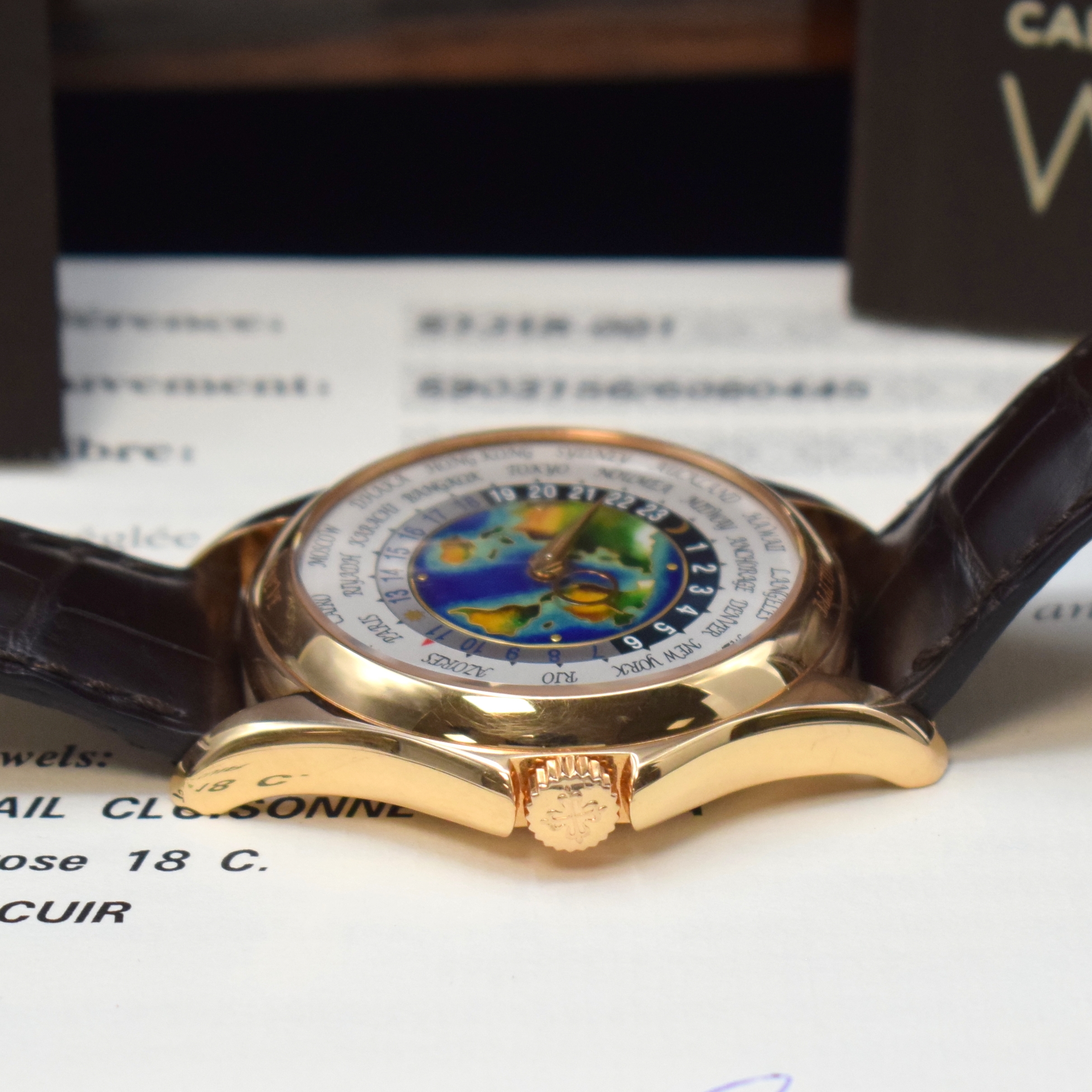 Detail e: PATEK PHILIPPE hochfeine und extrem seltene Herrenarmbanduhr "WORLD TIME" mit Cloisonné- Zifferblatt in Roségold 750/000 Referenz ...