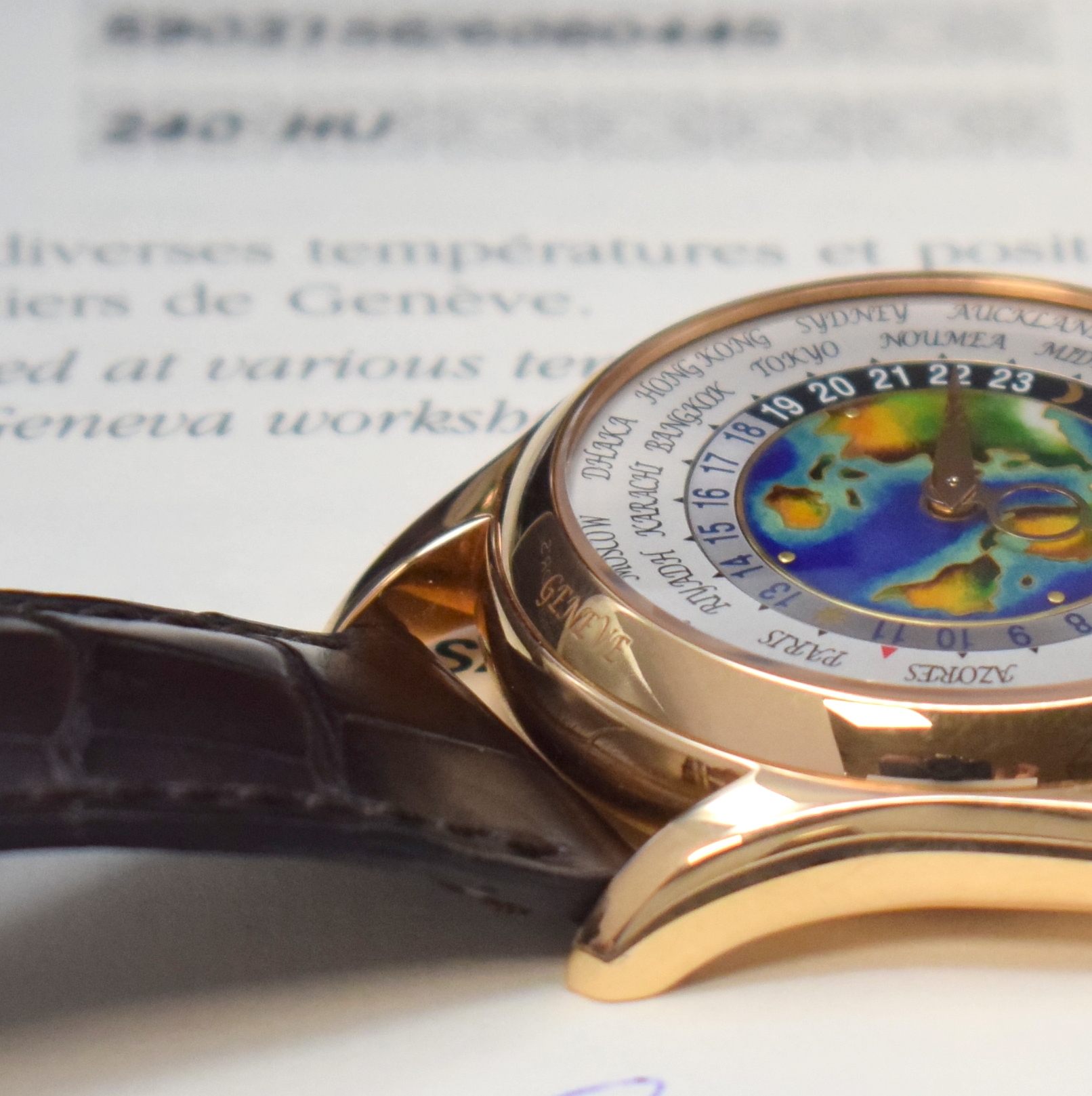 Detail f: PATEK PHILIPPE hochfeine und extrem seltene Herrenarmbanduhr "WORLD TIME" mit Cloisonné- Zifferblatt in Roségold 750/000 Referenz ...
