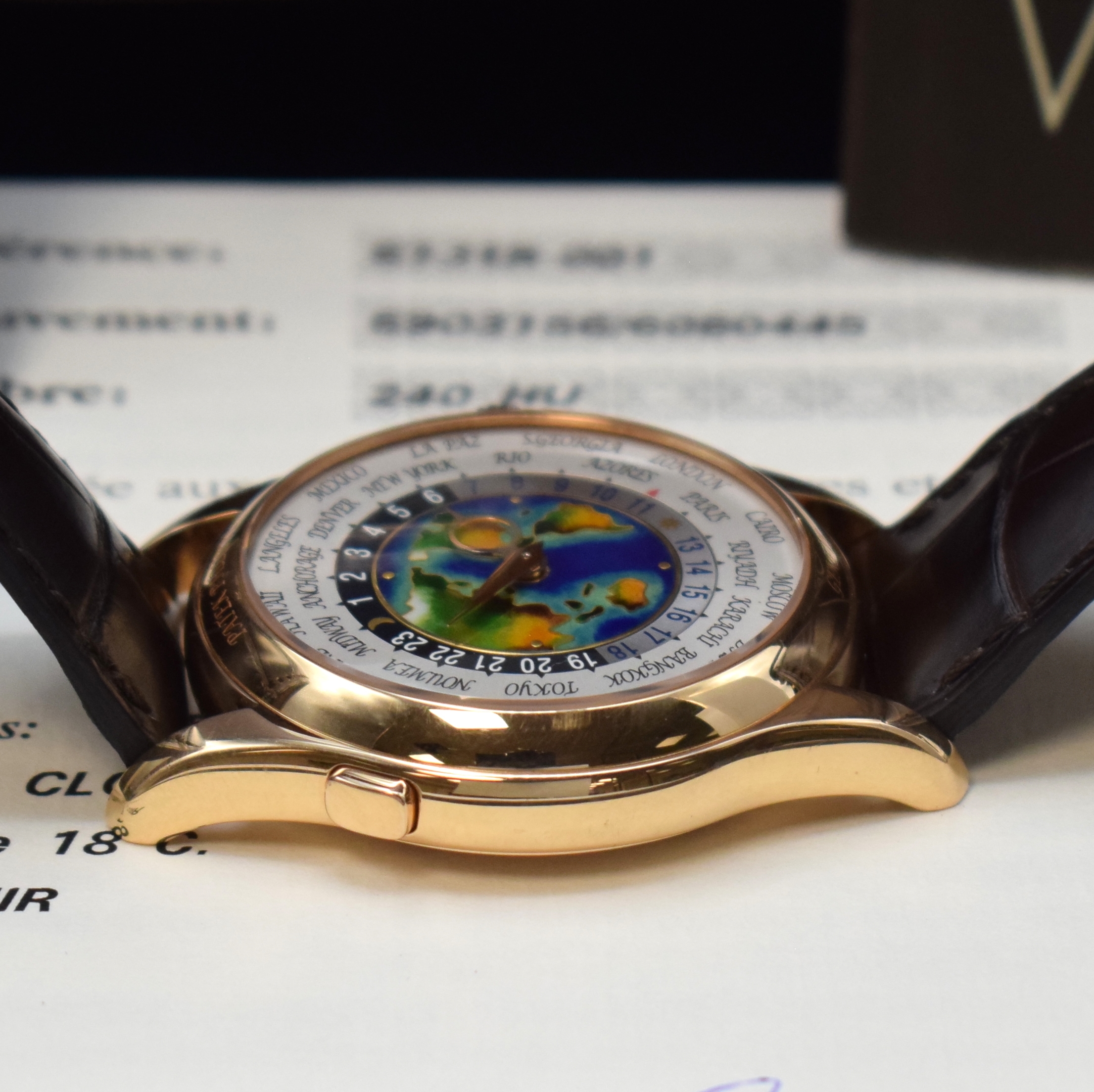 Detail g: PATEK PHILIPPE hochfeine und extrem seltene Herrenarmbanduhr "WORLD TIME" mit Cloisonné- Zifferblatt in Roségold 750/000 Referenz ...