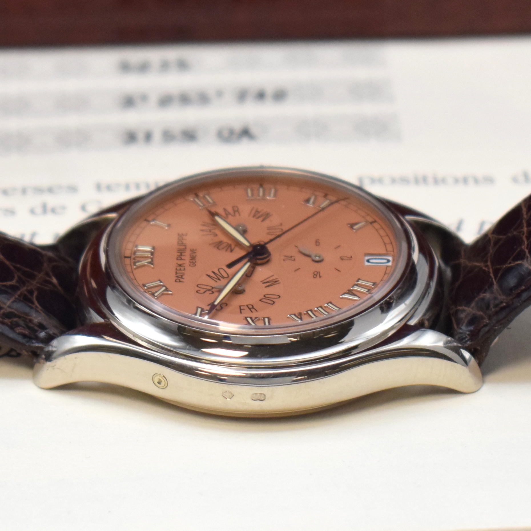 Detail d: PATEK PHILIPPE hochfeine Herrenarmbanduhr Jahreskalender in WG 750/000 Referenz 5035, Automatik, beids. vergl. Geh. inkl. orig. Lederband m. orig. WG ...