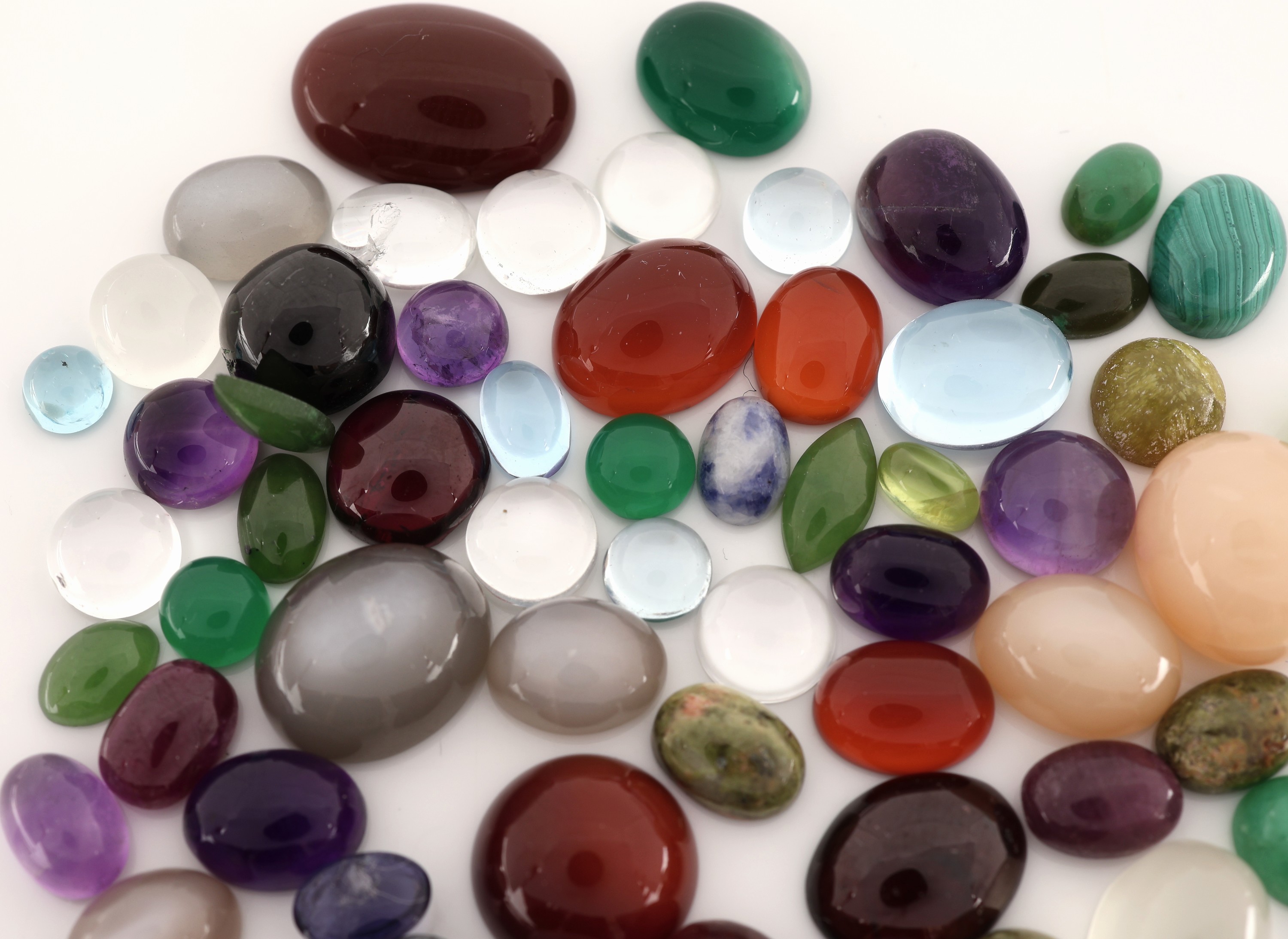 Detail a: Lot lose Farbsteincabochons, zus. 84.59 ct,versch. Größen und Formen, u.a. Amethyst, Malachit, Blautopas (beh.), u.v.m.