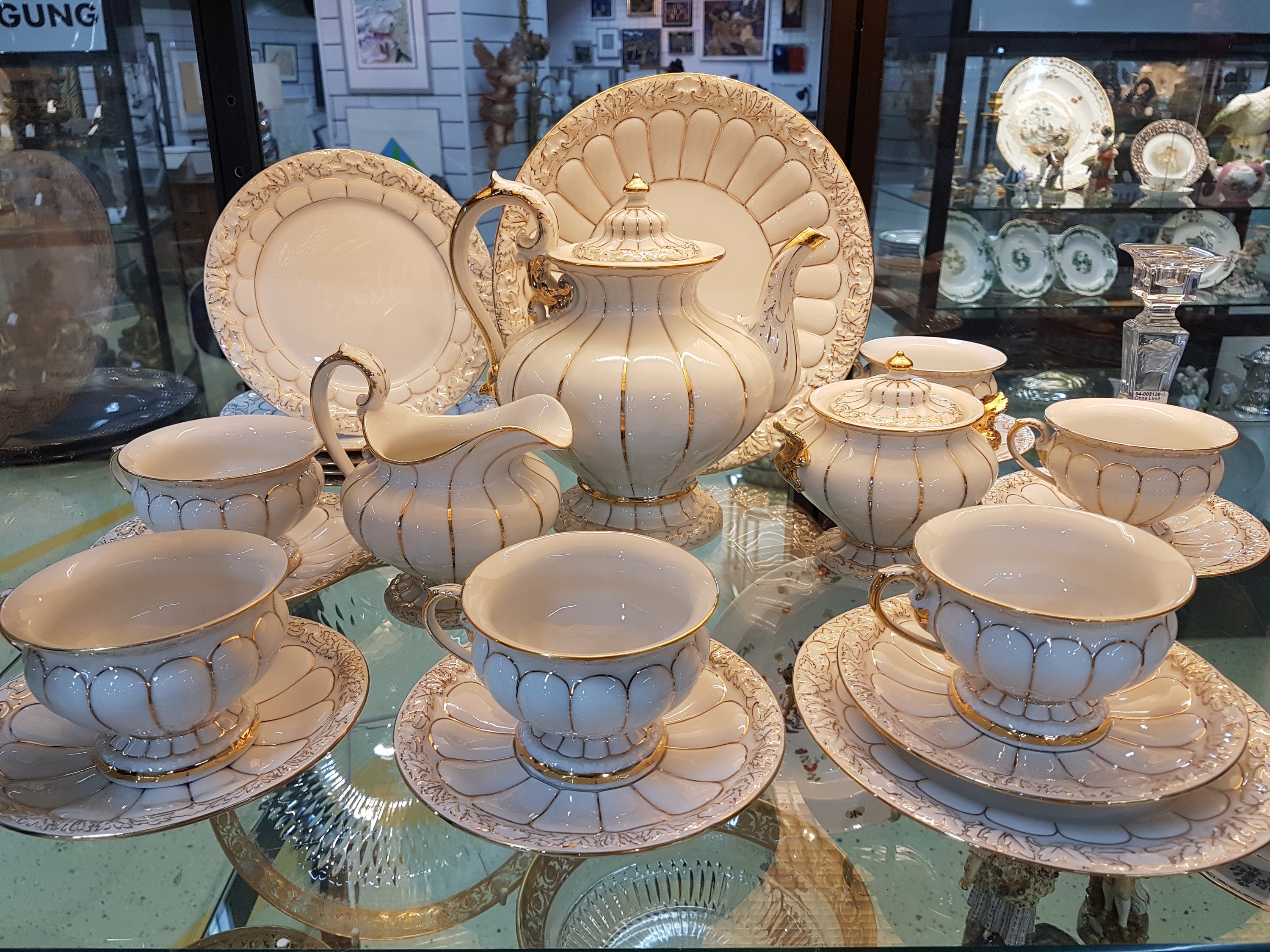 Detail a: Kaffeeservice, Meissen, 60/70er Jahre, 2. Wahl, komplett für 6 Personen, X-Form, golden gehöht, Kaffeekanne, Zuckerdose, Milchkanne, 6 Tassen mit ...