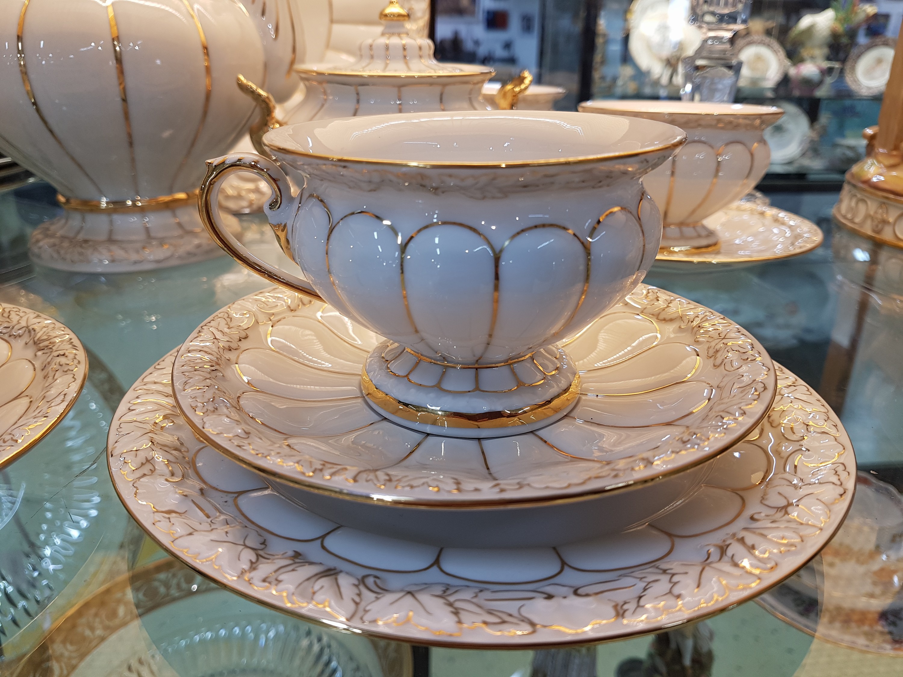 Detail b: Kaffeeservice, Meissen, 60/70er Jahre, 2. Wahl, komplett für 6 Personen, X-Form, golden gehöht, Kaffeekanne, Zuckerdose, Milchkanne, 6 Tassen mit ...