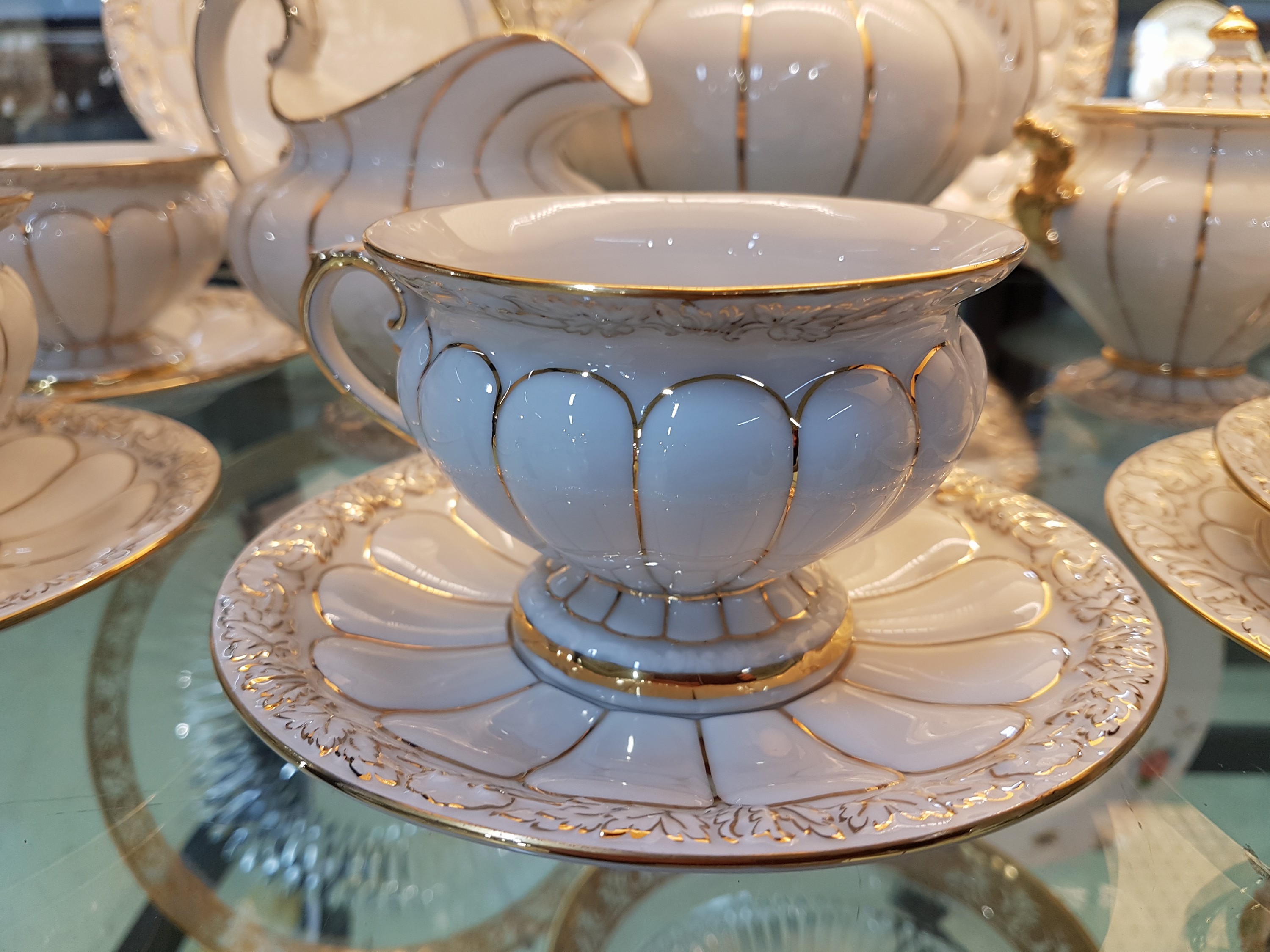 Detail c: Kaffeeservice, Meissen, 60/70er Jahre, 2. Wahl, komplett für 6 Personen, X-Form, golden gehöht, Kaffeekanne, Zuckerdose, Milchkanne, 6 Tassen mit ...