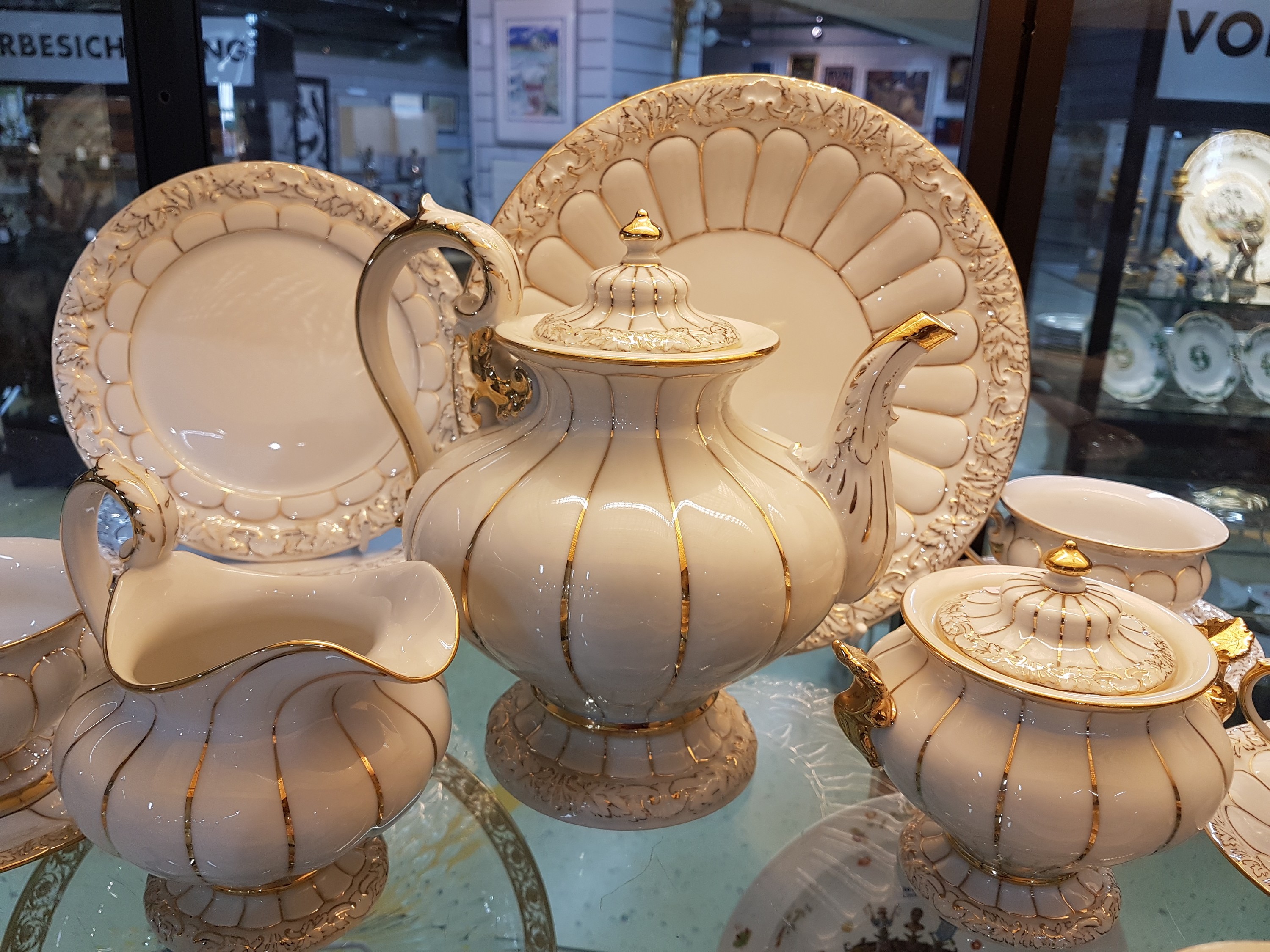 Detail d: Kaffeeservice, Meissen, 60/70er Jahre, 2. Wahl, komplett für 6 Personen, X-Form, golden gehöht, Kaffeekanne, Zuckerdose, Milchkanne, 6 Tassen mit ...