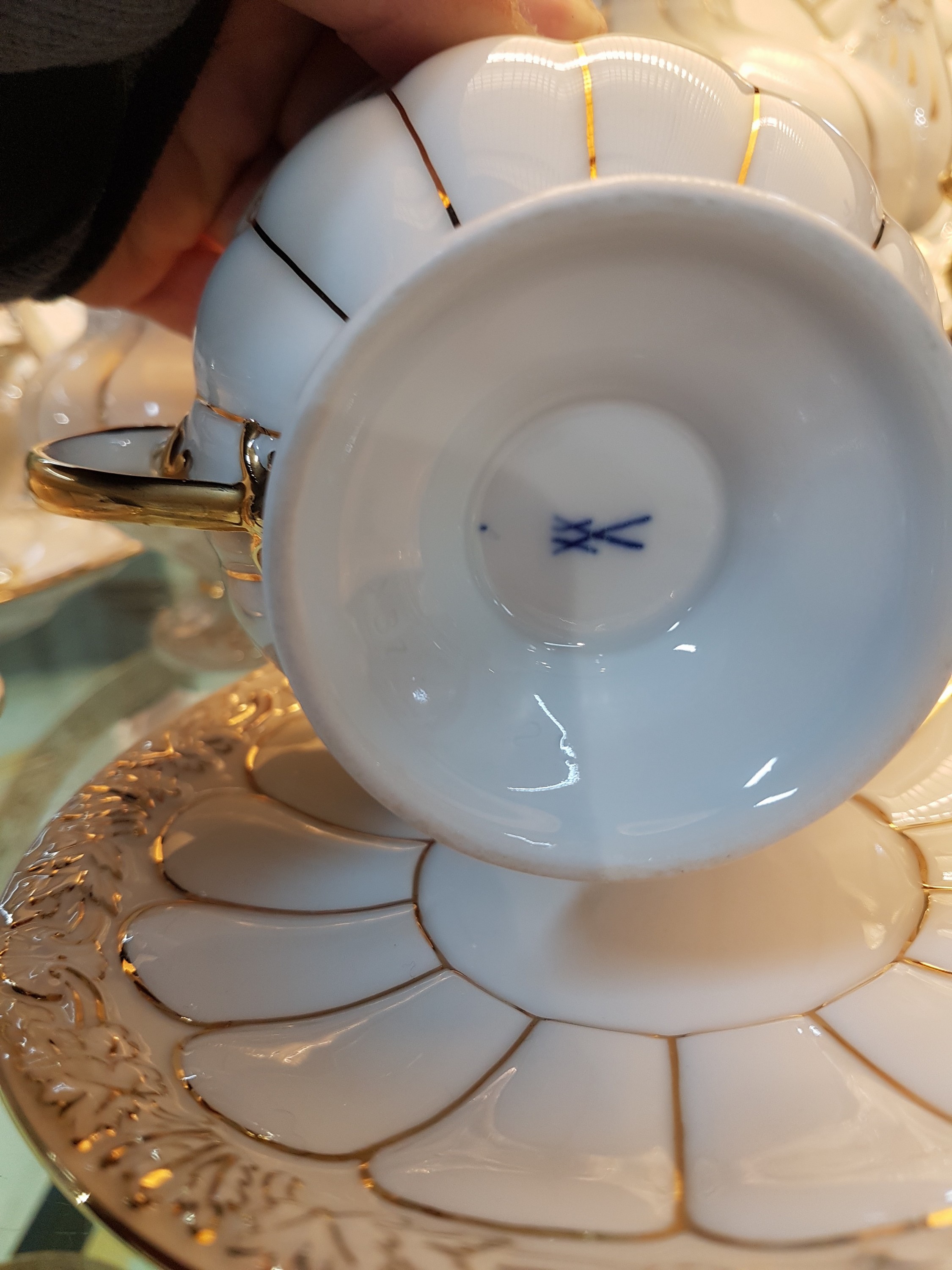 Detail e: Kaffeeservice, Meissen, 60/70er Jahre, 2. Wahl, komplett für 6 Personen, X-Form, golden gehöht, Kaffeekanne, Zuckerdose, Milchkanne, 6 Tassen mit ...