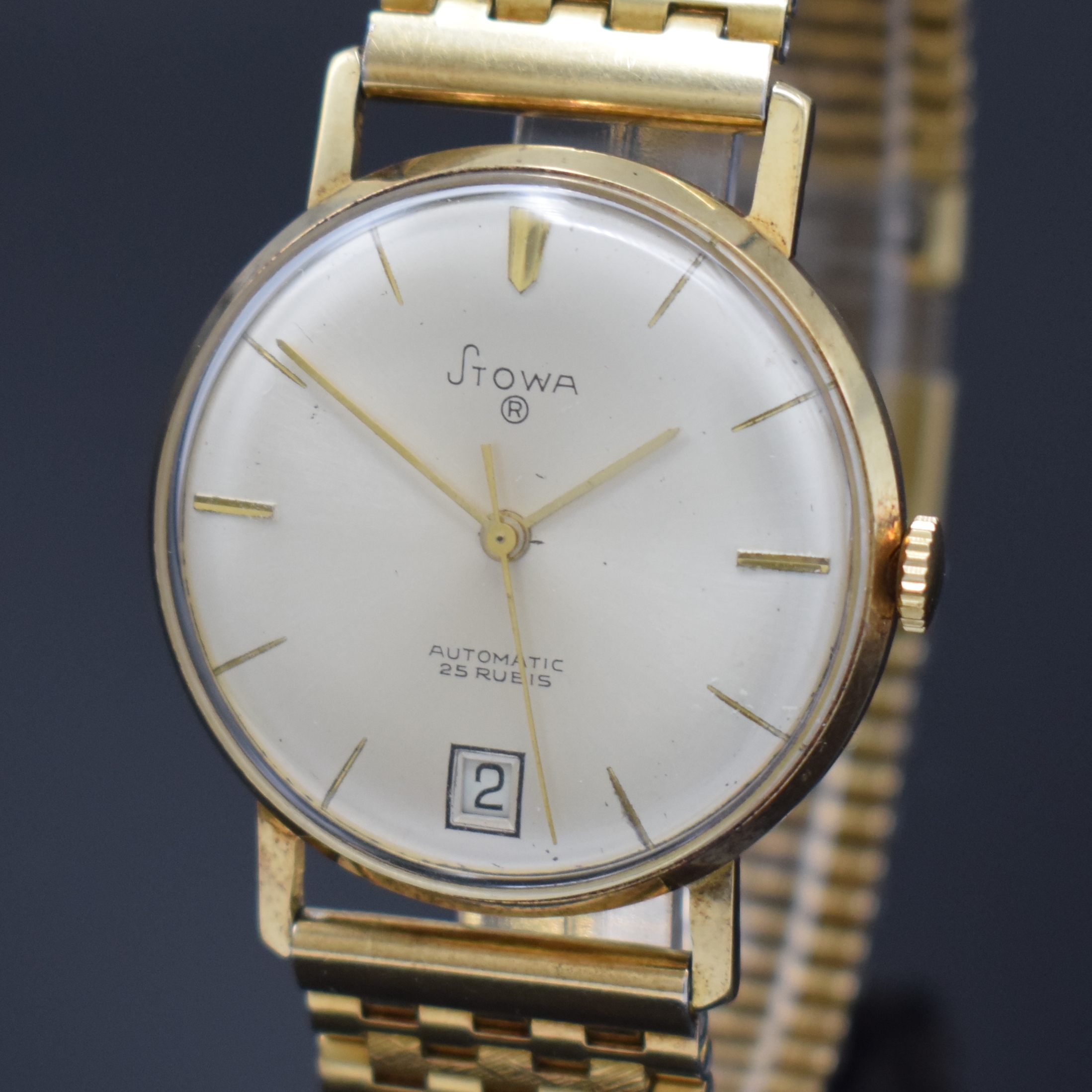 Detail a: STOWA Herrenarmbanduhr in GG 585/000, Schweiz um 1965, Automatik, Boden aufgedr., verg. Band, silb. Zifferbl. m. gold. Std.-Ind. u. Zeiger, Datum, ...