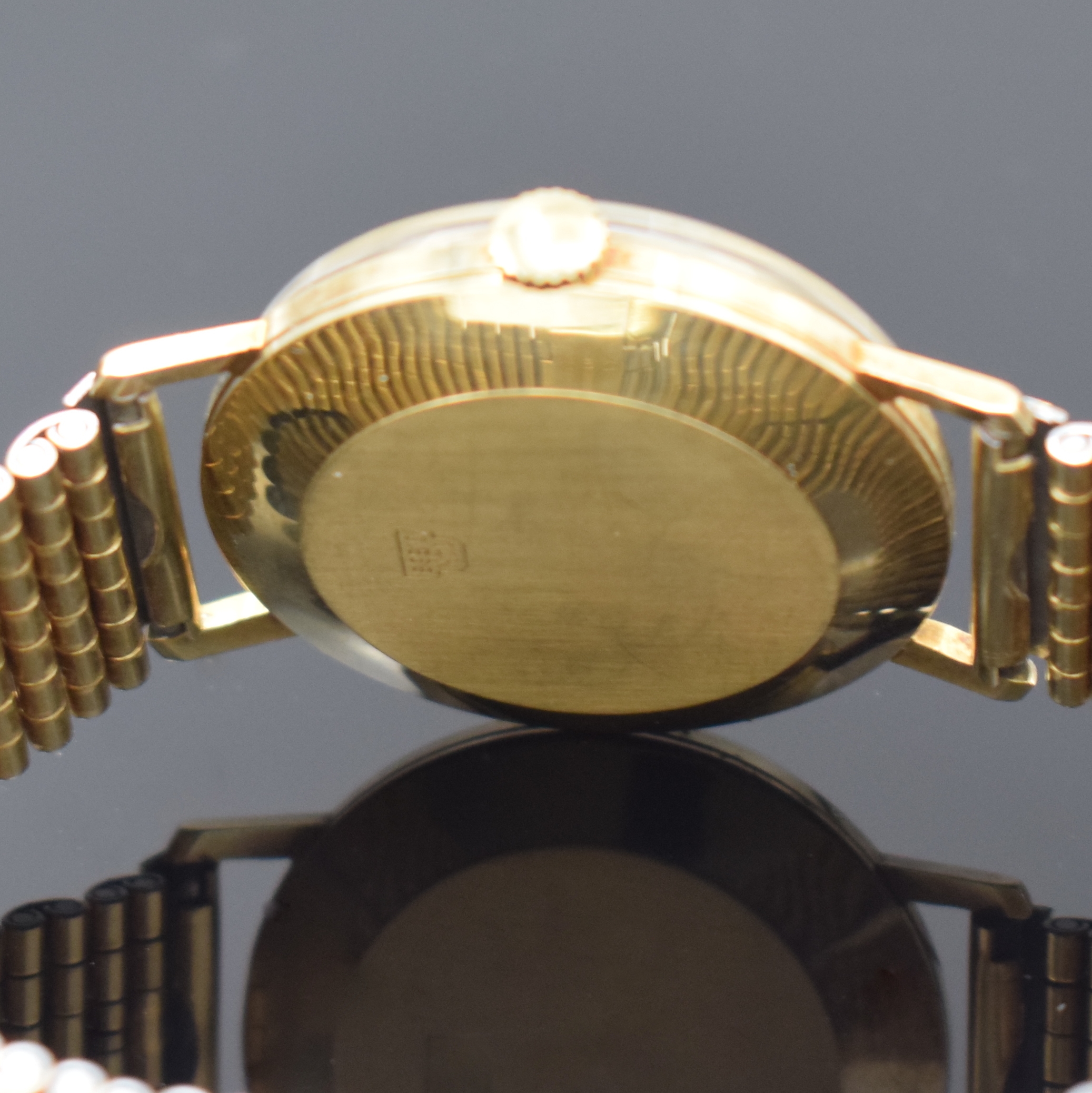 Detail d: STOWA Herrenarmbanduhr in GG 585/000, Schweiz um 1965, Automatik, Boden aufgedr., verg. Band, silb. Zifferbl. m. gold. Std.-Ind. u. Zeiger, Datum, ...
