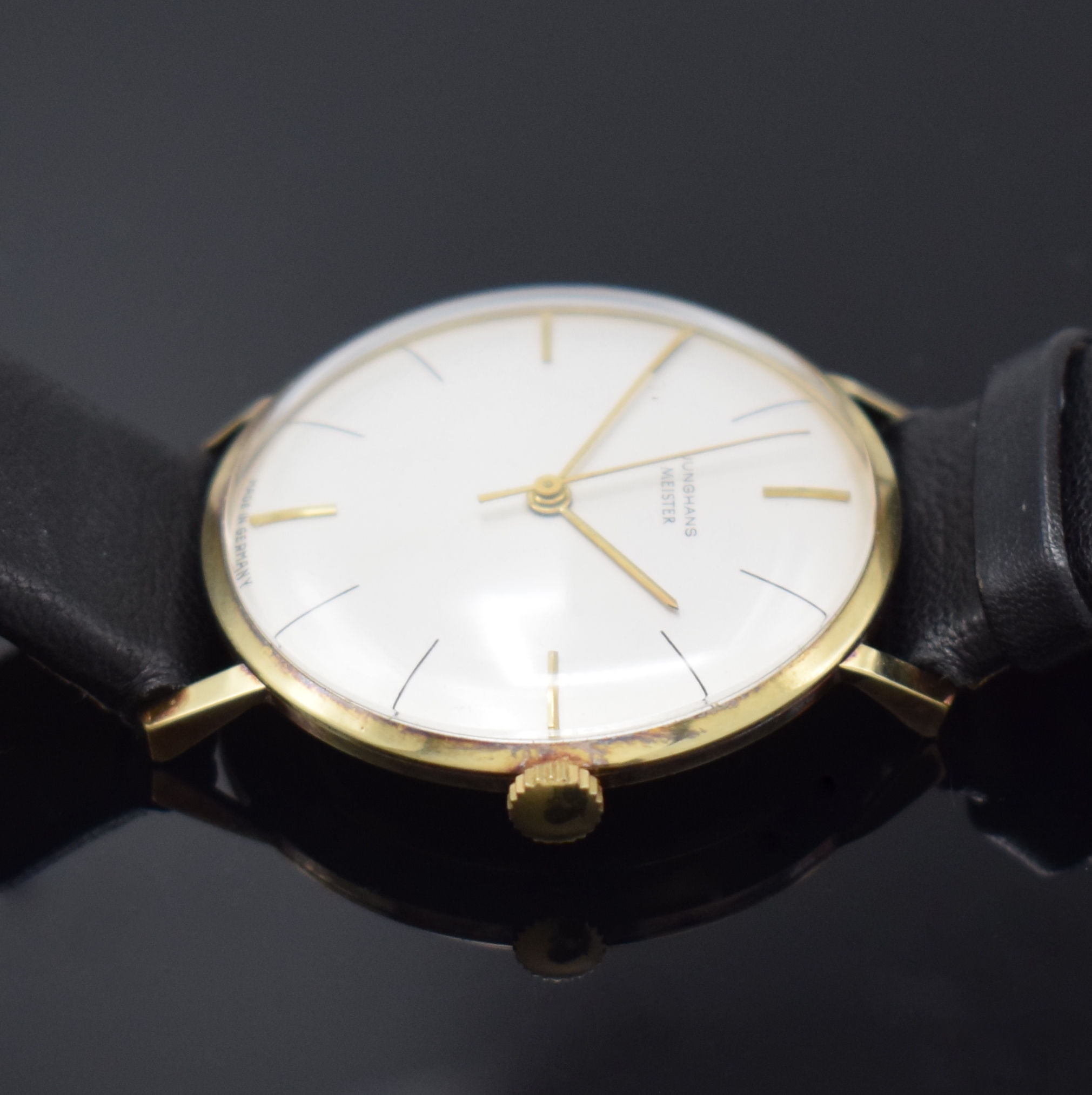 Detail b: JUNGHANS Meister Armbanduhr in GG 585/000, Deutschland um 1960, Handaufzug, Boden u. Glasrand aufgedr., silb. Zifferbl., gold. Ind. u. Zeiger, verg. ...