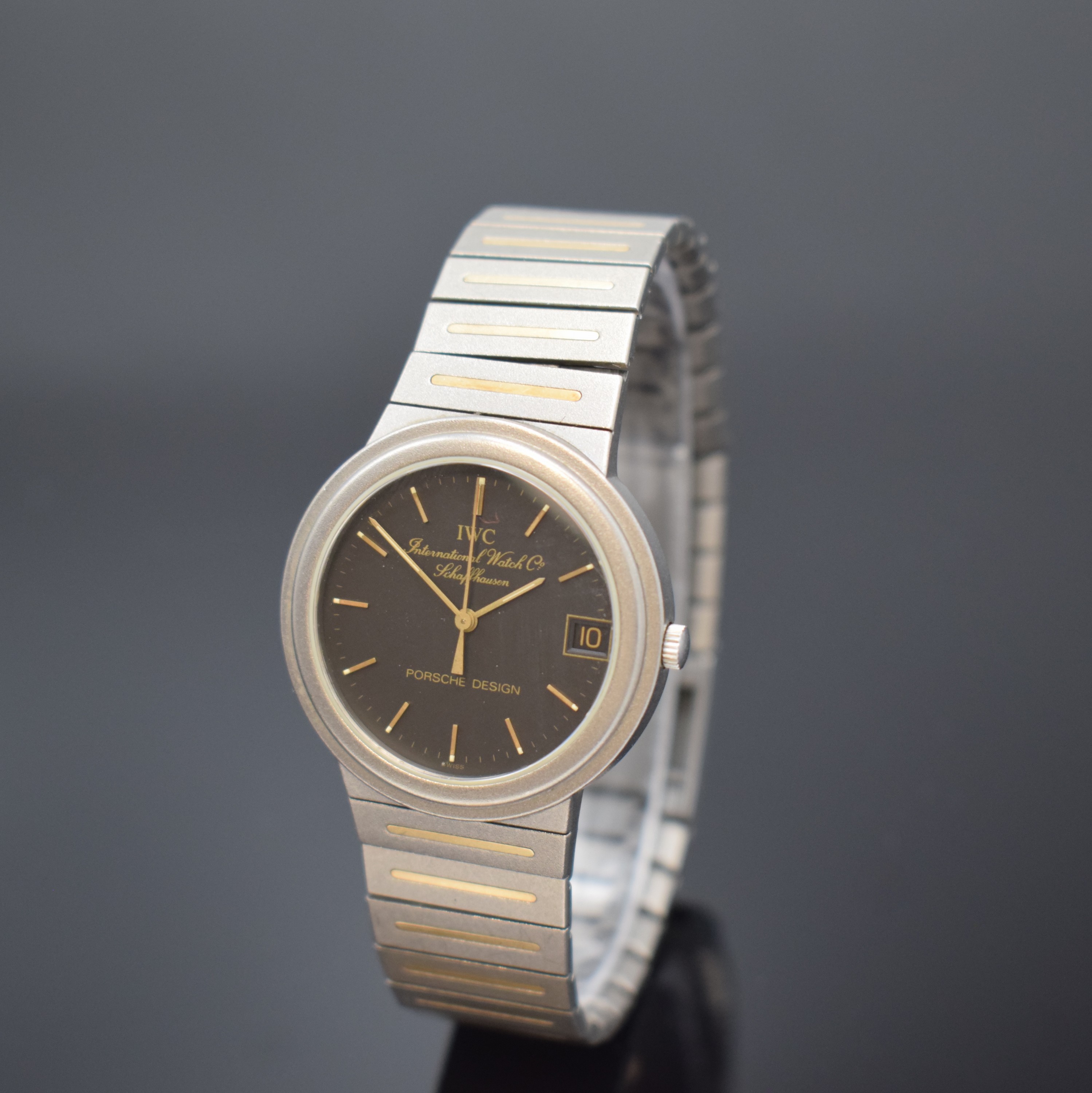 IWC Porsche Design Armbanduhr in Titan, Schweiz 1985, quarz, Boden verschr., orig. Gliederband m. Faltschl., schwarzes Zifferbl. m. aufges. ...