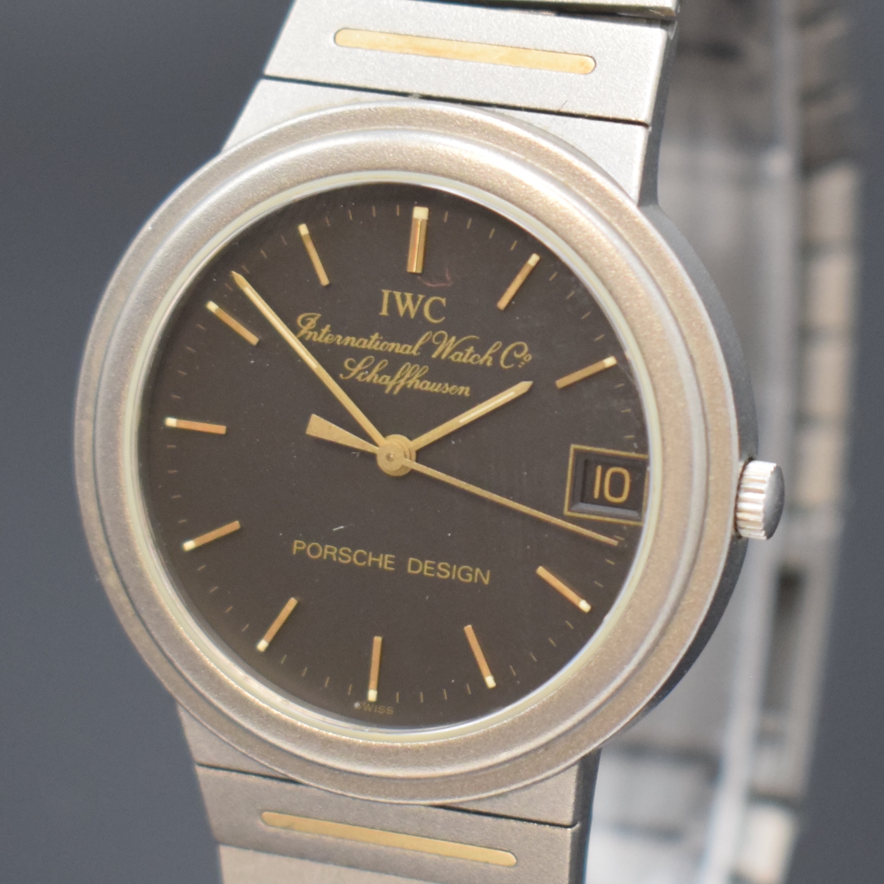 Detail a: IWC Porsche Design Armbanduhr in Titan, Schweiz 1985, quarz, Boden verschr., orig. Gliederband m. Faltschl., schwarzes Zifferbl. m. aufges. ...