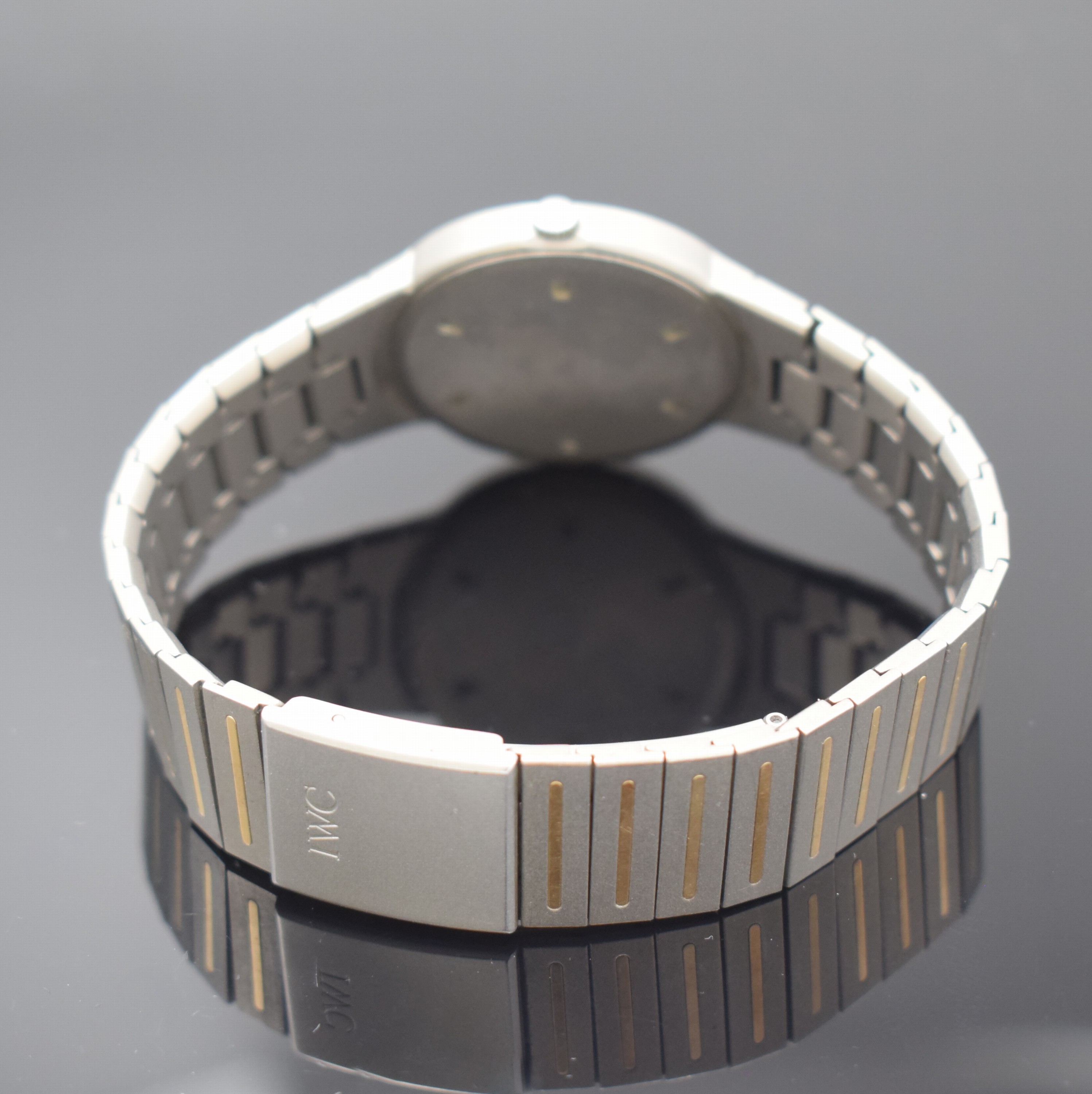 Detail b: IWC Porsche Design Armbanduhr in Titan, Schweiz 1985, quarz, Boden verschr., orig. Gliederband m. Faltschl., schwarzes Zifferbl. m. aufges. ...