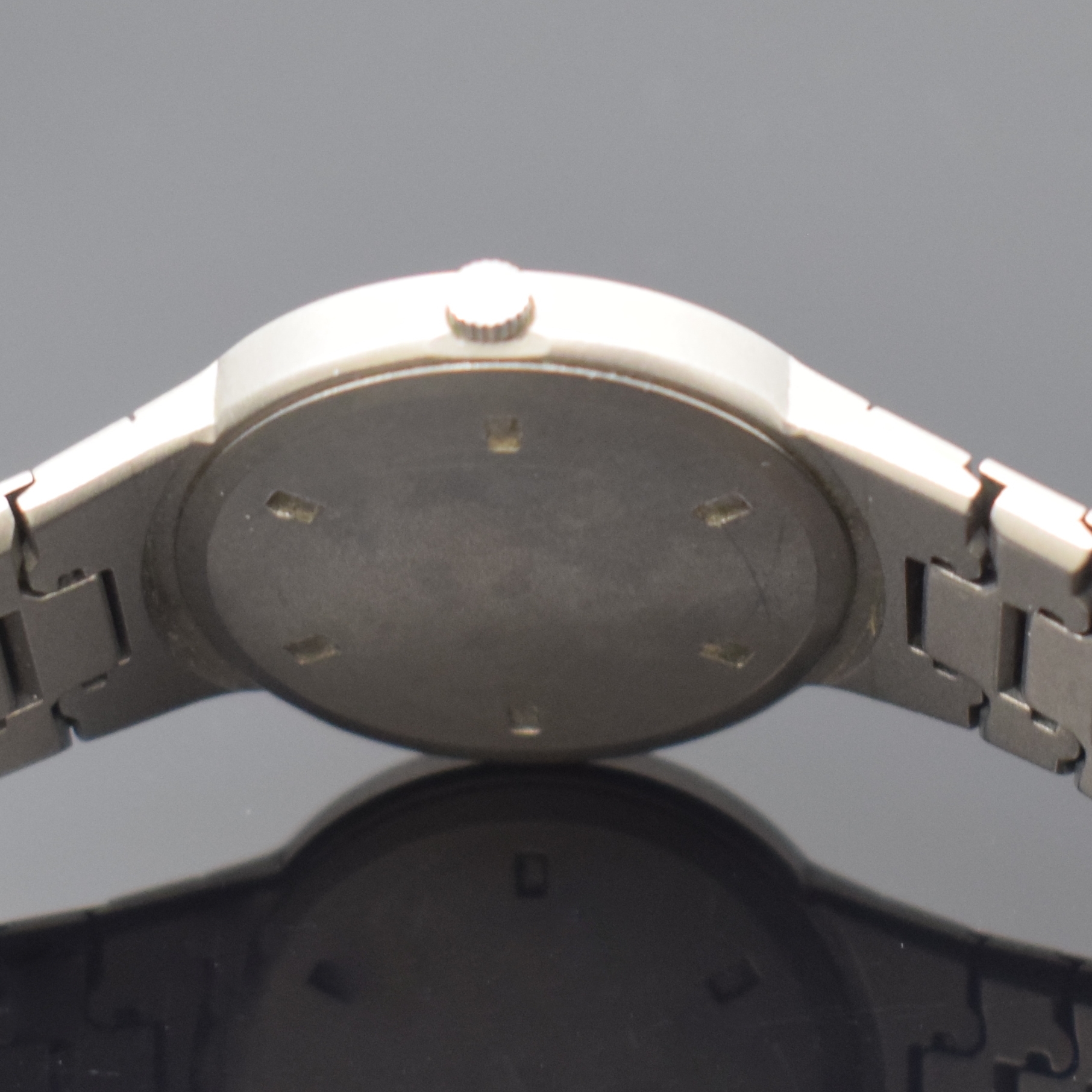 Detail c: IWC Porsche Design Armbanduhr in Titan, Schweiz 1985, quarz, Boden verschr., orig. Gliederband m. Faltschl., schwarzes Zifferbl. m. aufges. ...