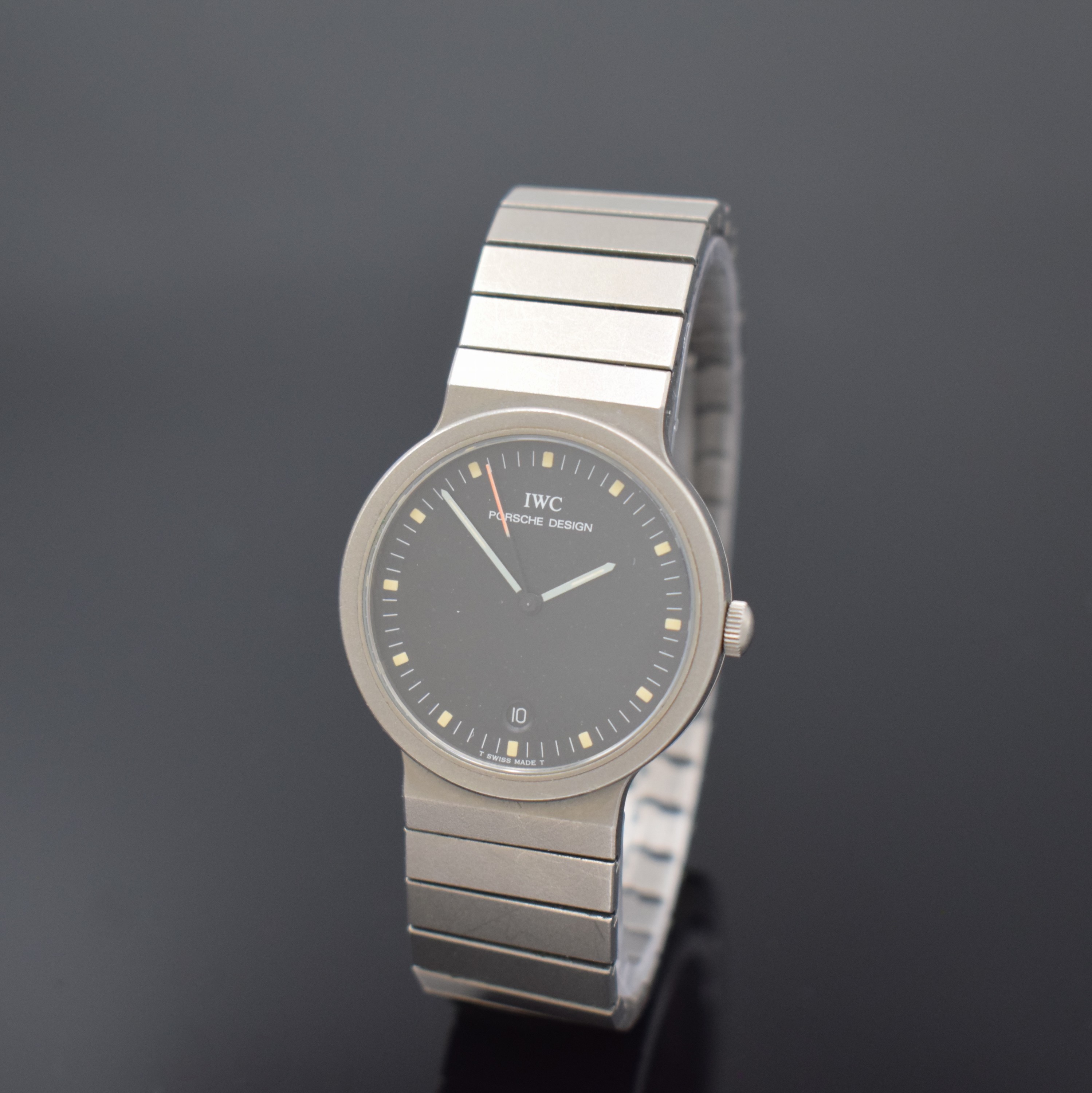 IWC Porsche Design Armbanduhr in Titan, Schweiz 1985, quarz, Boden verschr., orig. Gliederband m. Faltschl., schwarzes Zifferbl., Tritium-Indizes u. ...