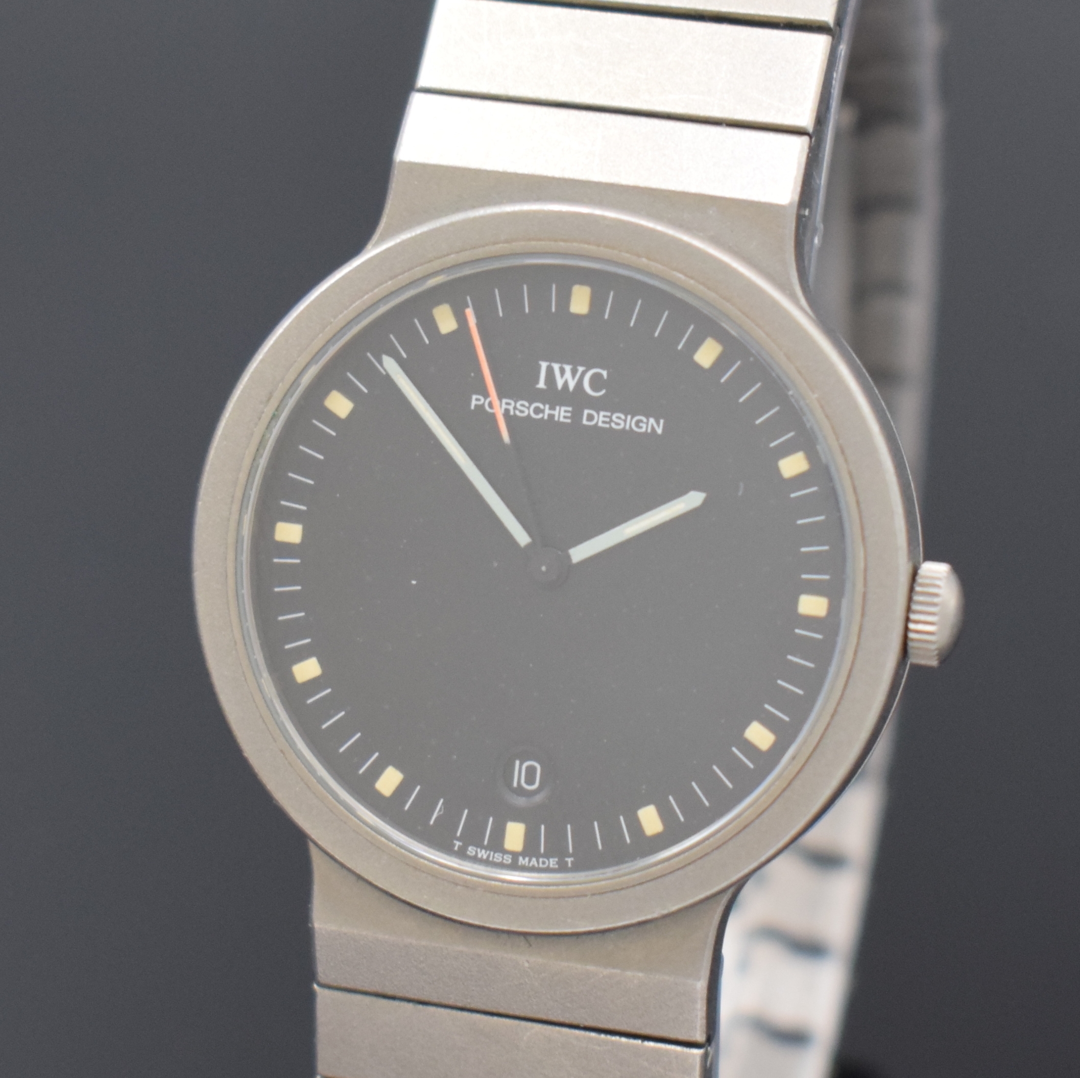 Detail a: IWC Porsche Design Armbanduhr in Titan, Schweiz 1985, quarz, Boden verschr., orig. Gliederband m. Faltschl., schwarzes Zifferbl., Tritium-Indizes u. ...