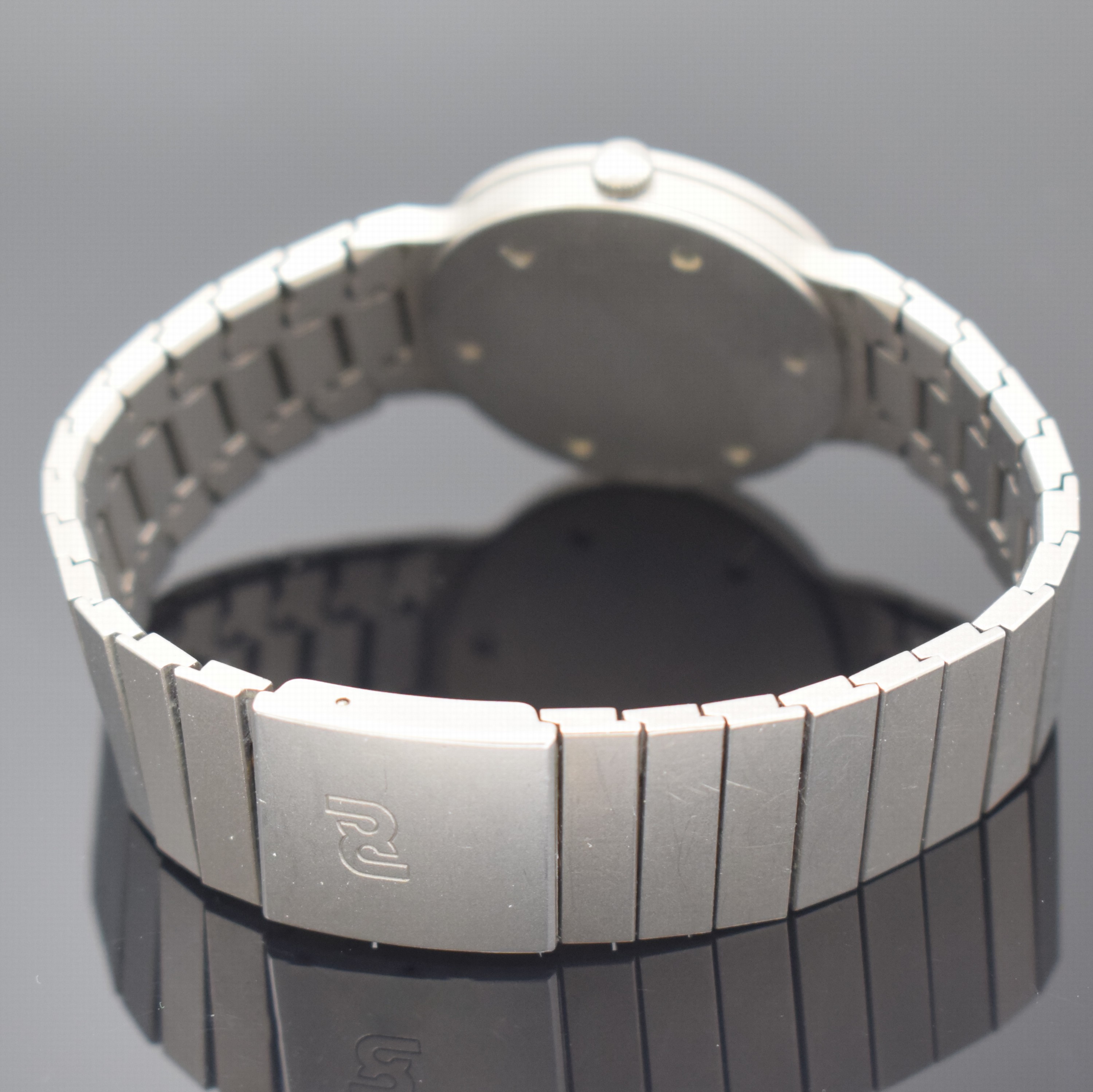 Detail b: IWC Porsche Design Armbanduhr in Titan, Schweiz 1985, quarz, Boden verschr., orig. Gliederband m. Faltschl., schwarzes Zifferbl., Tritium-Indizes u. ...