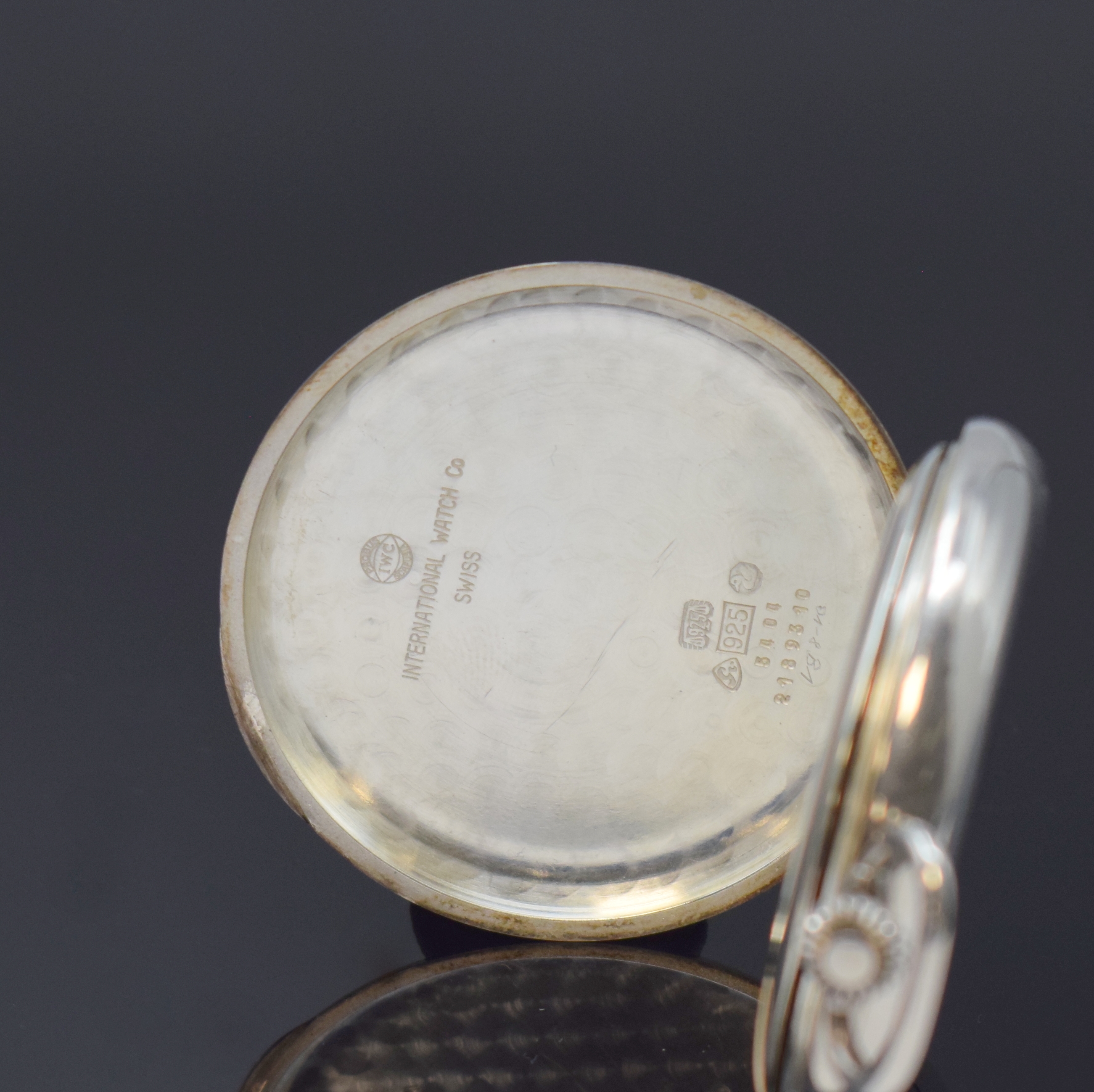 Detail c: IWC Savonette in 925er Silber Referenz 5404, Schweiz um 1972, Handaufzug, Silbercuvette, Sprungdeckel m. Monogramm, emailfarb. Zifferbl. m. röm. ...