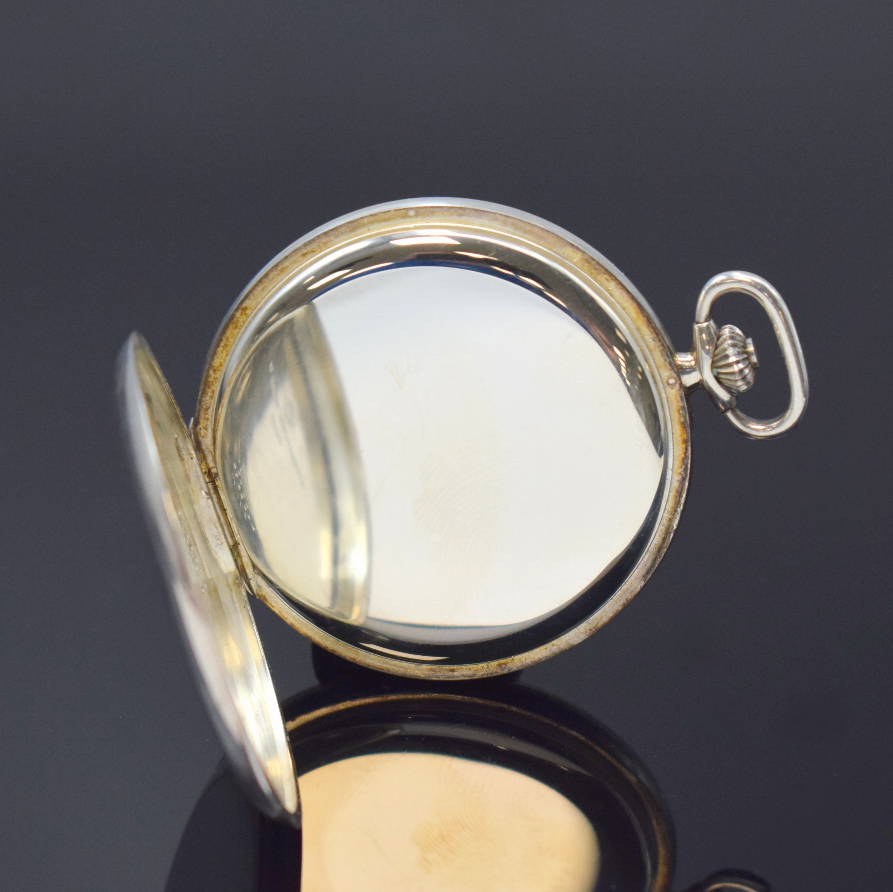 Detail d: IWC Savonette in 925er Silber Referenz 5404, Schweiz um 1972, Handaufzug, Silbercuvette, Sprungdeckel m. Monogramm, emailfarb. Zifferbl. m. röm. ...