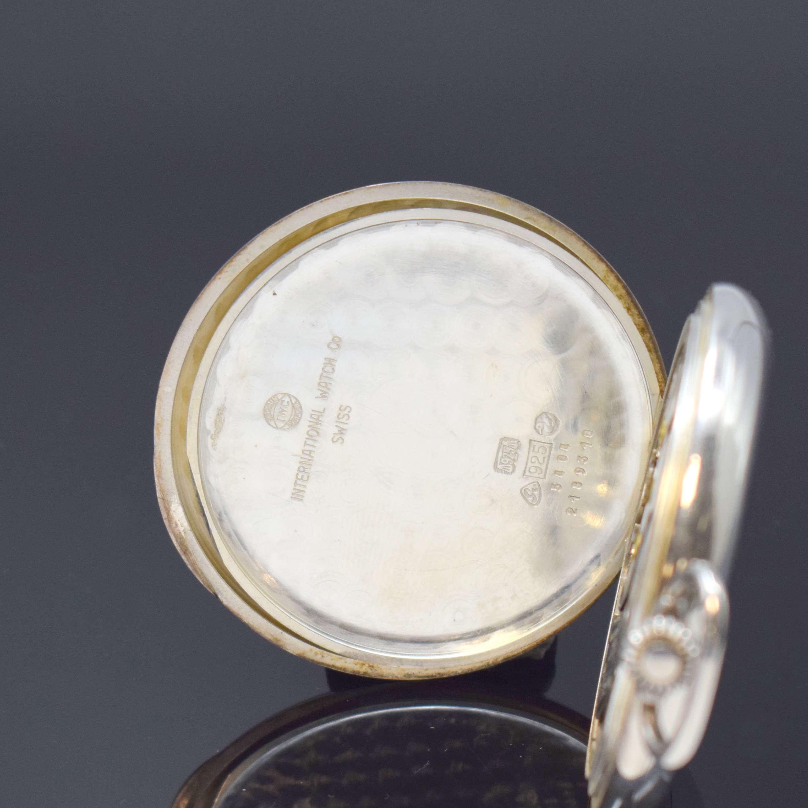 Detail e: IWC Savonette in 925er Silber Referenz 5404, Schweiz um 1972, Handaufzug, Silbercuvette, Sprungdeckel m. Monogramm, emailfarb. Zifferbl. m. röm. ...